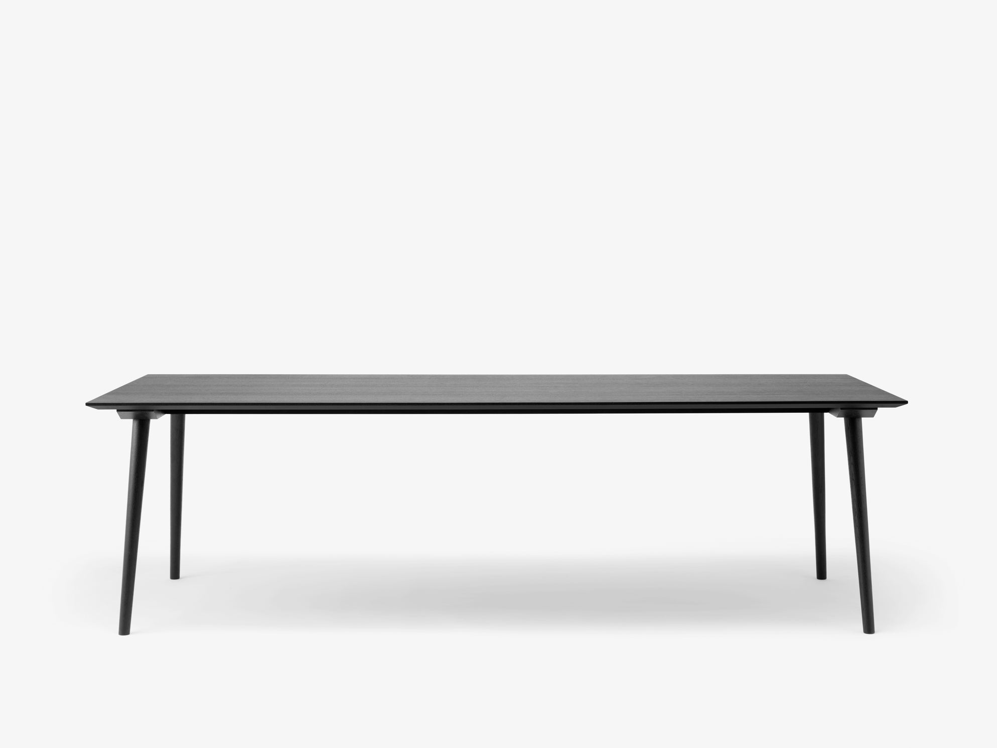 Mesa de comedor &Tradition In Between SK6 con superficie de linóleo y patas de roble macizo, diseño minimalista nórdico de Sa; In Between Dining Table SK6 — In between SK6_Smoked; In Between Dining Table SK6 — In between SK6_Black; In Between Dining Table SK6 — &amp;tradition_SK6_Clear_Lacquered_Oak