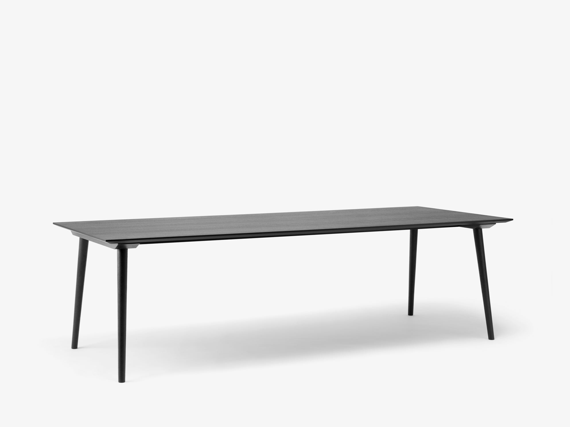 Mesa de comedor &Tradition In Between SK6 con superficie de linóleo y patas de roble macizo, diseño minimalista nórdico de Sa; In Between Dining Table SK6 — In between SK6_Smoked; In Between Dining Table SK6 — In between SK6_Black; In Between Dining Table SK6 — &amp;tradition_SK6_Clear_Lacquered_Oak