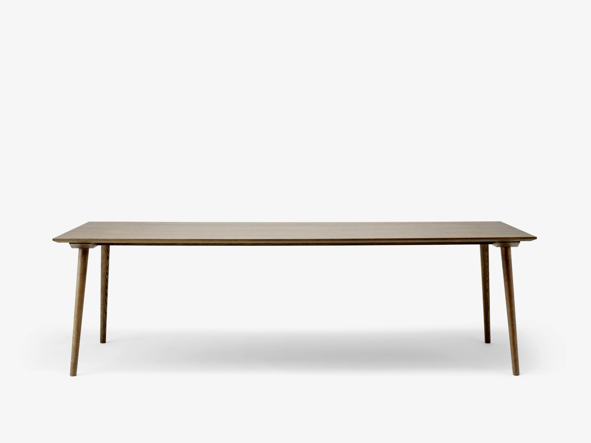 Mesa de comedor &Tradition In Between SK6 con superficie de linóleo y patas de roble macizo, diseño minimalista nórdico de Sa; In Between Dining Table SK6 — In between SK6_Smoked; In Between Dining Table SK6 — In between SK6_Black; In Between Dining Table SK6 — &amp;tradition_SK6_Clear_Lacquered_Oak