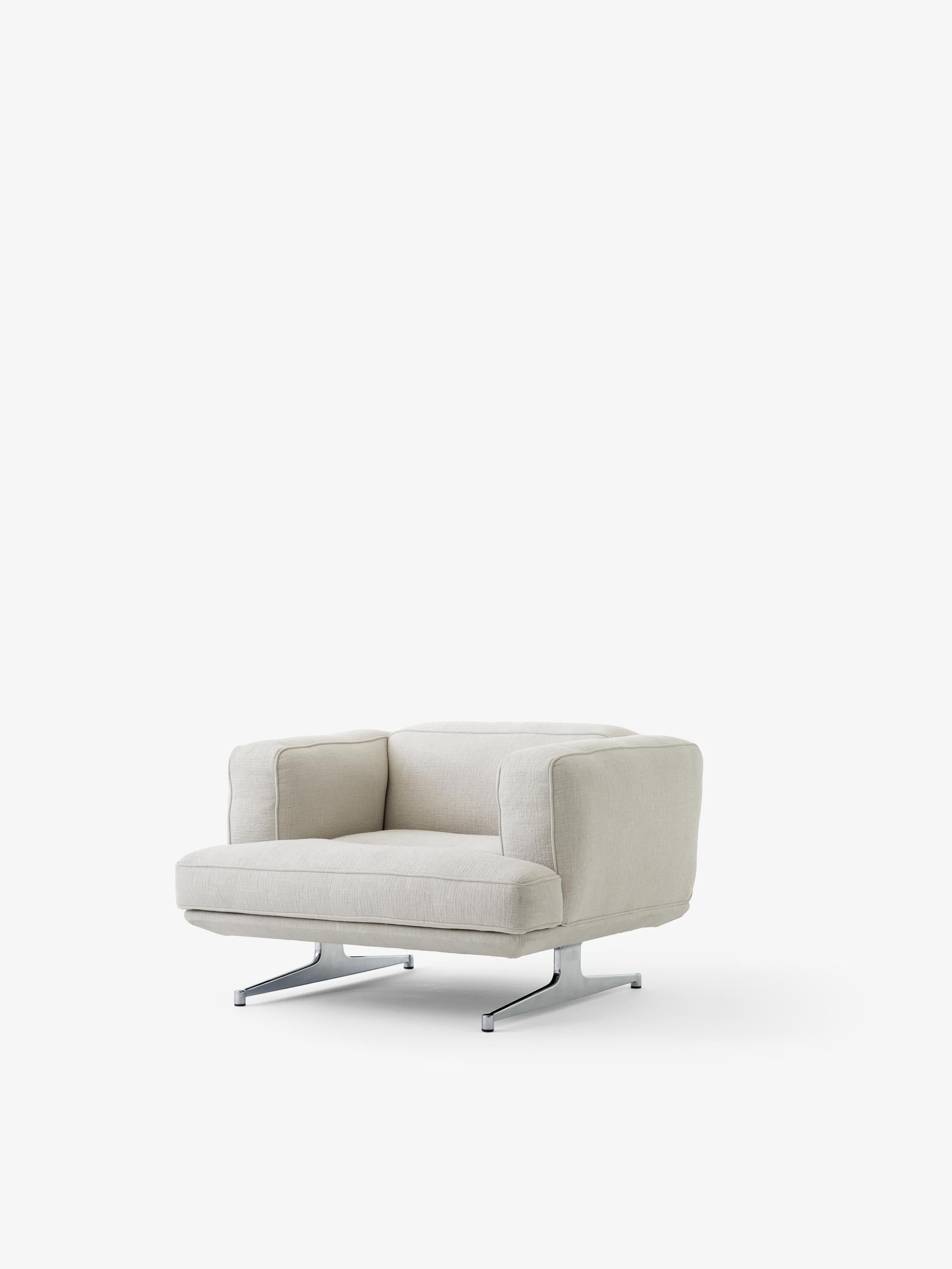 Butaca lounge Inland AV21 de &Tradition en aluminio con tapicería y espuma, diseñada por Anderssen & Voll para espacios moder; Inland Lounge Chair AV21 — Inland AV21 1 Seater fab. 4_WarmBlack w. Ecri0240_Angled Front; Inland Lounge Chair AV21 — Inland AV21 1 Seater fab. 4_WarmBlack w. Cif0221_Angled Front; Inland Lounge Chair AV21 — Inland AV21 1 Seater fab. 4_PolAlu w. Cif0221_Angled Front; Inland Lounge Chair AV21 — Inland AV21 1-Seater_Polished Aluminium w. Cifrado 0221_Angled Front