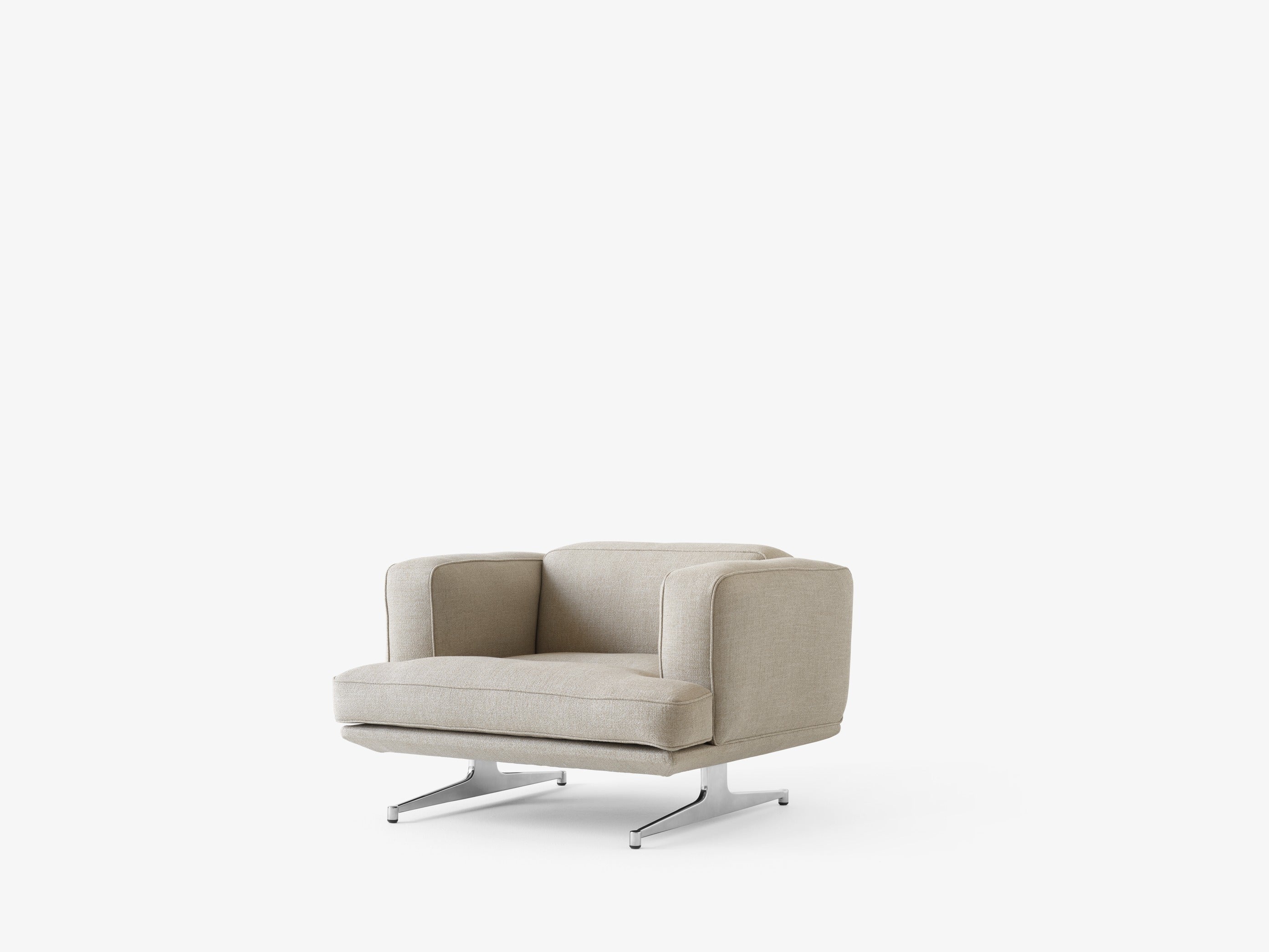 Butaca lounge Inland AV21 de &Tradition en aluminio con tapicería y espuma, diseñada por Anderssen & Voll para espacios moder; Inland Lounge Chair AV21 — Inland AV21 1 Seater fab. 4_WarmBlack w. Ecri0240_Angled Front; Inland Lounge Chair AV21 — Inland AV21 1 Seater fab. 4_WarmBlack w. Cif0221_Angled Front; Inland Lounge Chair AV21 — Inland AV21 1 Seater fab. 4_PolAlu w. Cif0221_Angled Front; Inland Lounge Chair AV21 — Inland AV21 1-Seater_Polished Aluminium w. Cifrado 0221_Angled Front