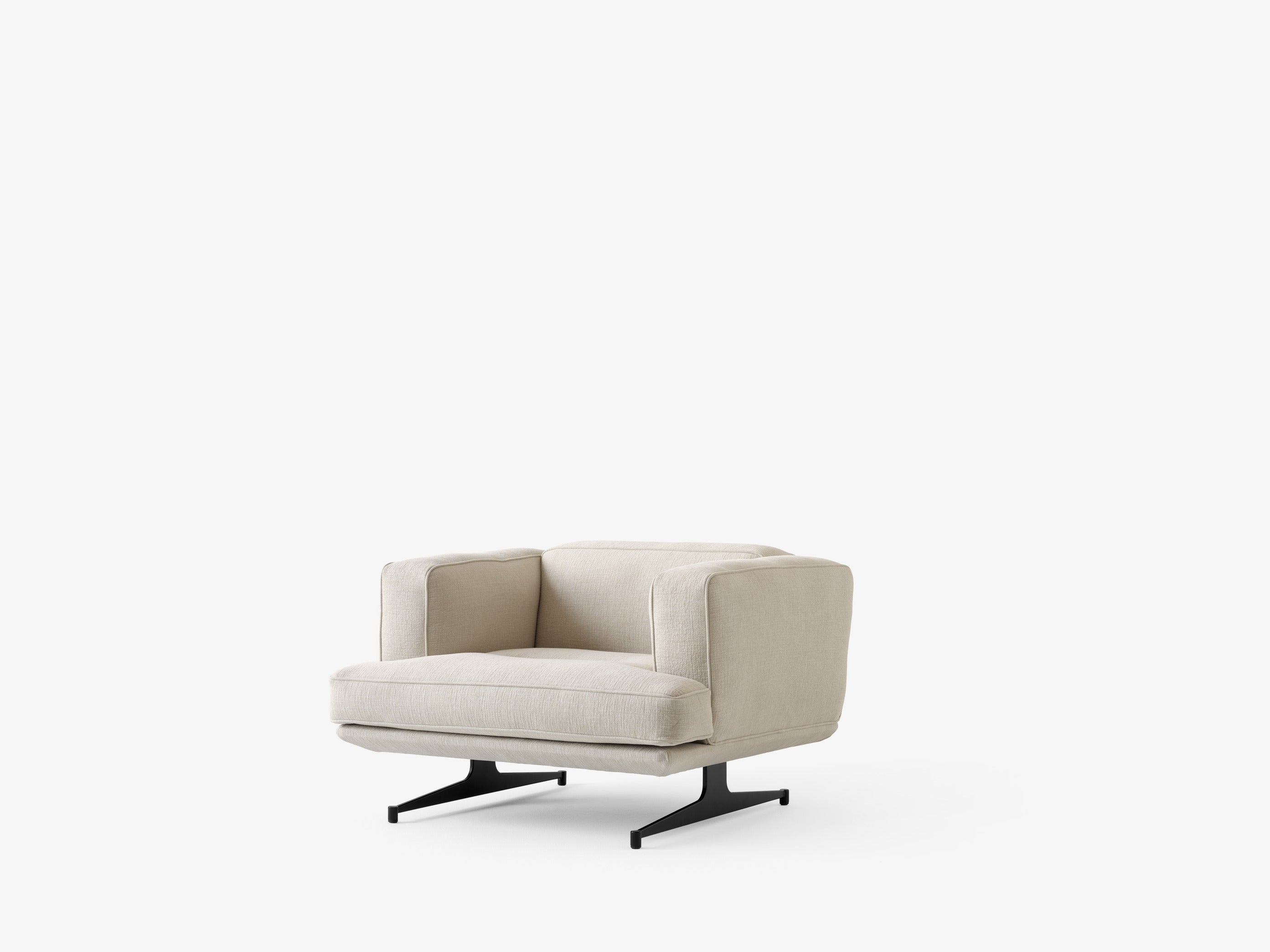 Butaca lounge Inland AV21 de &Tradition en aluminio con tapicería y espuma, diseñada por Anderssen & Voll para espacios moder; Inland Lounge Chair AV21 — Inland AV21 1 Seater fab. 4_WarmBlack w. Ecri0240_Angled Front; Inland Lounge Chair AV21 — Inland AV21 1 Seater fab. 4_WarmBlack w. Cif0221_Angled Front; Inland Lounge Chair AV21 — Inland AV21 1 Seater fab. 4_PolAlu w. Cif0221_Angled Front; Inland Lounge Chair AV21 — Inland AV21 1-Seater_Polished Aluminium w. Cifrado 0221_Angled Front
