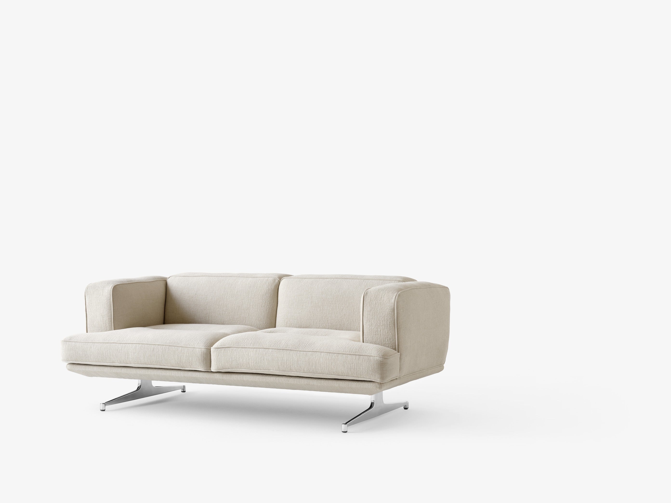 Sofá Inland AV22 de &Tradition con estructura de aluminio y tapicería, diseño contemporáneo por Anderssen & Voll en sala mode; Inland Sofa AV22 — Inland AV22 2 Seater fab. 4_WarmBlack w. Ecri0240_Angled Front; Inland Sofa AV22 — Inland AV22 2 Seater fab. 4_WarmBlack w. Cif0221_Angled Front; Inland Sofa AV22 — Inland AV22_Vidar 733_Front; Inland Sofa AV22 — Inland AV22_Noble Black leather_Front
