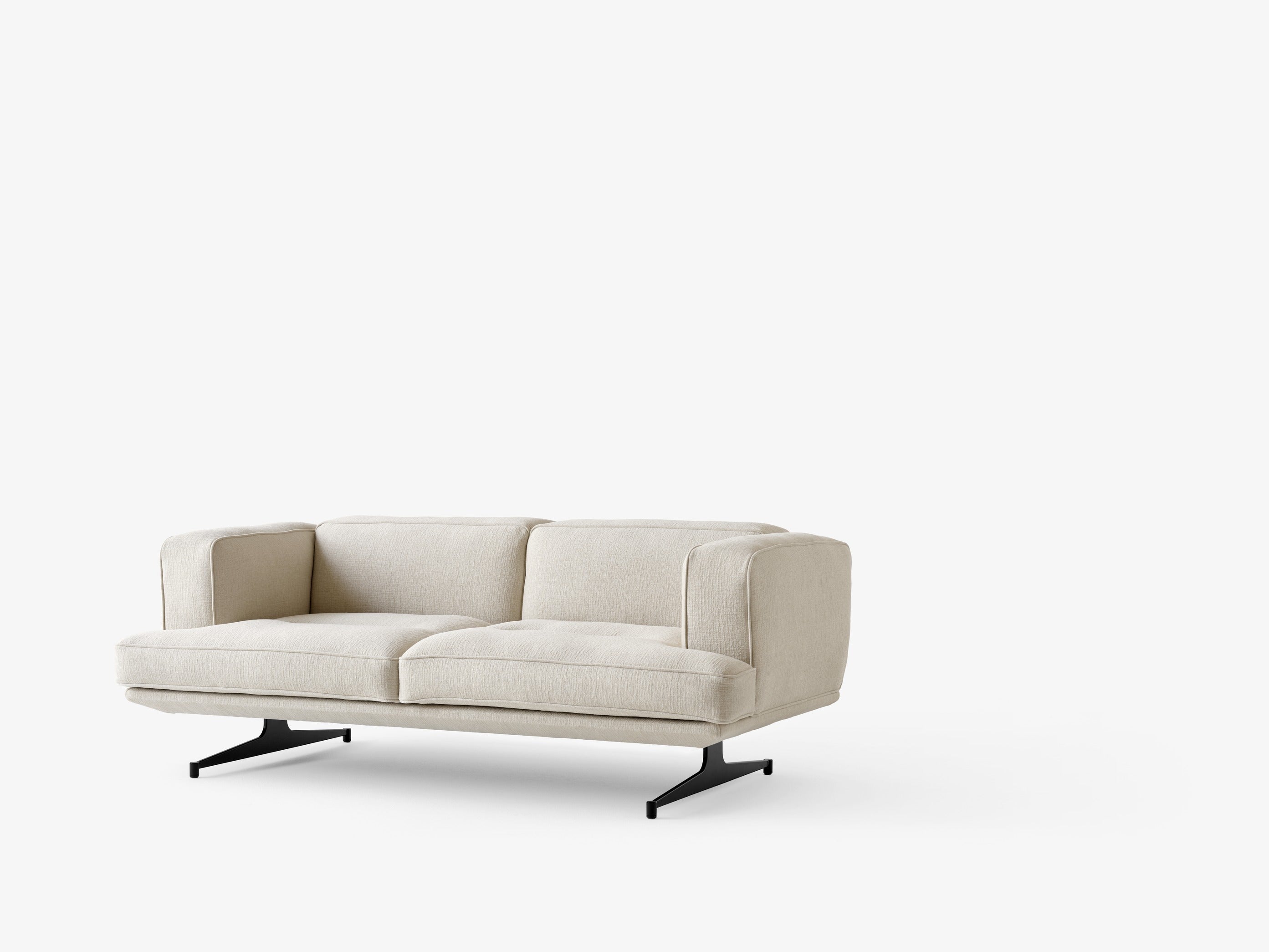 Sofá Inland AV22 de &Tradition con estructura de aluminio y tapicería, diseño contemporáneo por Anderssen & Voll en sala mode; Inland Sofa AV22 — Inland AV22 2 Seater fab. 4_WarmBlack w. Ecri0240_Angled Front; Inland Sofa AV22 — Inland AV22 2 Seater fab. 4_WarmBlack w. Cif0221_Angled Front; Inland Sofa AV22 — Inland AV22_Vidar 733_Front; Inland Sofa AV22 — Inland AV22_Noble Black leather_Front
