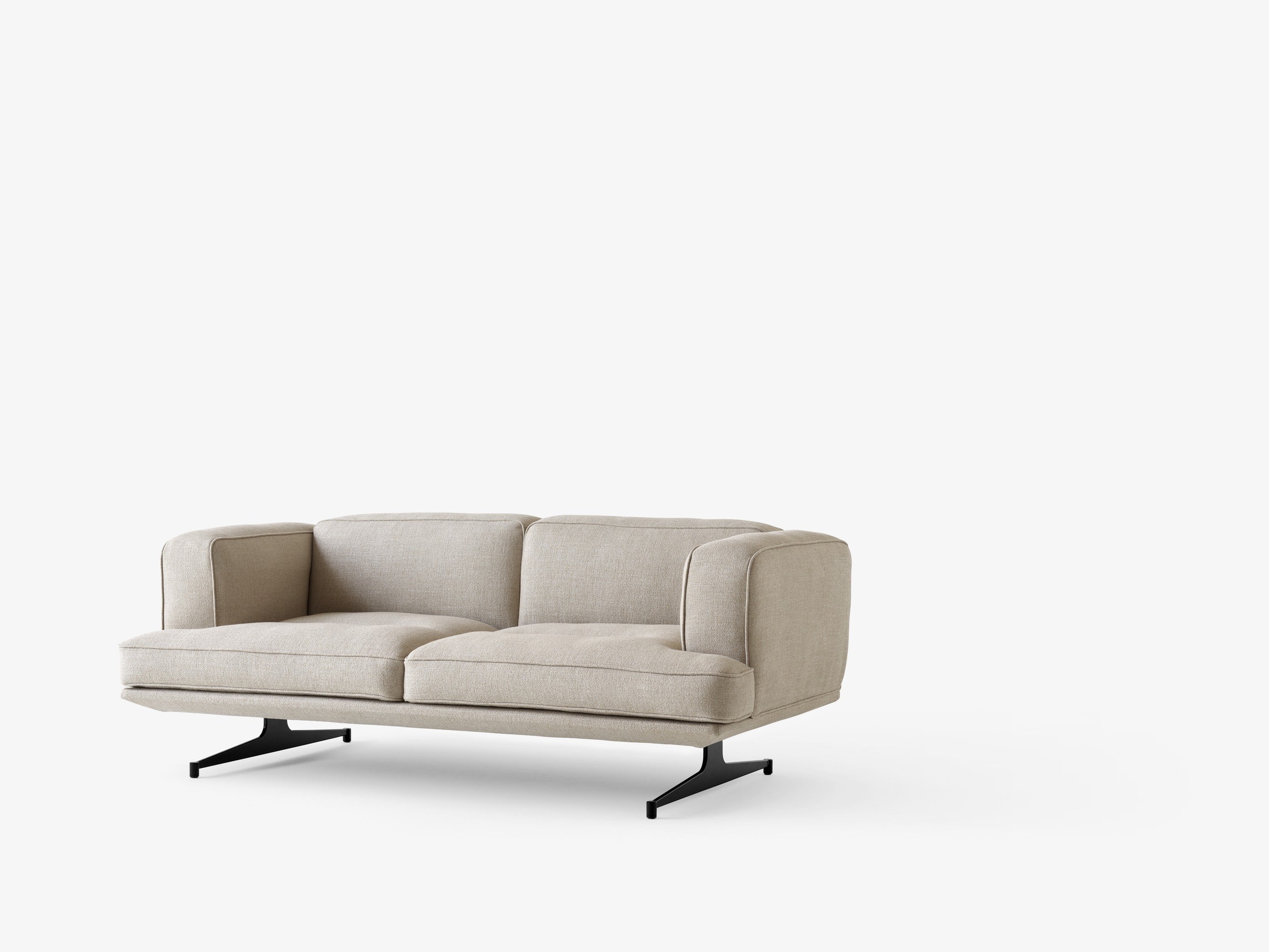 Sofá Inland AV22 de &Tradition con estructura de aluminio y tapicería, diseño contemporáneo por Anderssen & Voll en sala mode; Inland Sofa AV22 — Inland AV22 2 Seater fab. 4_WarmBlack w. Ecri0240_Angled Front; Inland Sofa AV22 — Inland AV22 2 Seater fab. 4_WarmBlack w. Cif0221_Angled Front; Inland Sofa AV22 — Inland AV22_Vidar 733_Front; Inland Sofa AV22 — Inland AV22_Noble Black leather_Front