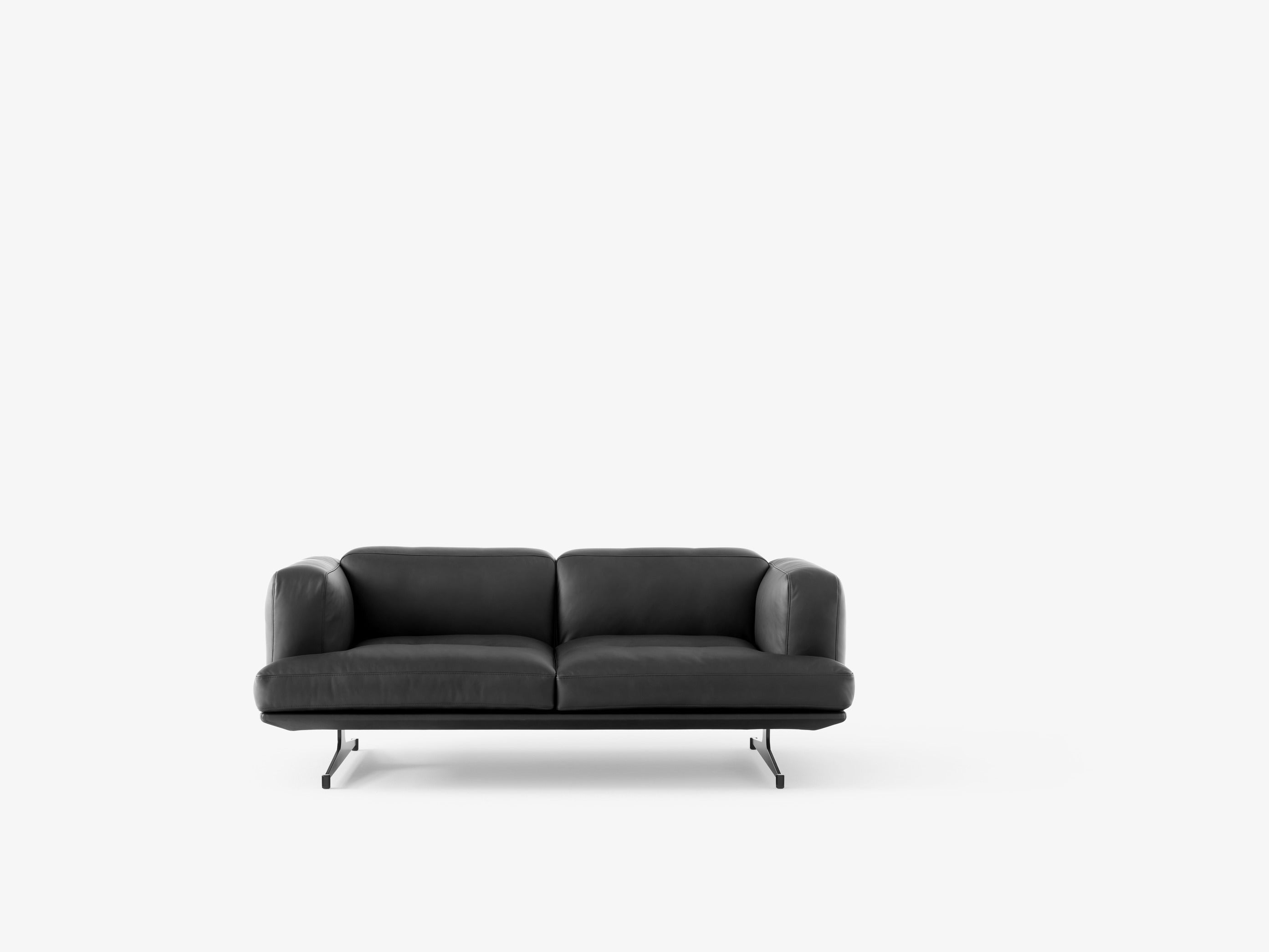 Sofá Inland AV22 de &Tradition con estructura de aluminio y tapicería, diseño contemporáneo por Anderssen & Voll en sala mode; Inland Sofa AV22 — Inland AV22 2 Seater fab. 4_WarmBlack w. Ecri0240_Angled Front; Inland Sofa AV22 — Inland AV22 2 Seater fab. 4_WarmBlack w. Cif0221_Angled Front; Inland Sofa AV22 — Inland AV22_Vidar 733_Front; Inland Sofa AV22 — Inland AV22_Noble Black leather_Front