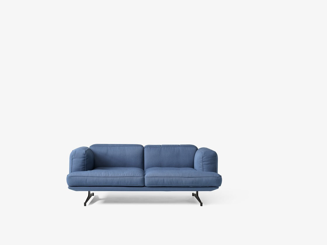 Sofá Inland AV22 de &Tradition con estructura de aluminio y tapicería, diseño contemporáneo por Anderssen & Voll en sala mode; Inland Sofa AV22 — Inland AV22 2 Seater fab. 4_WarmBlack w. Ecri0240_Angled Front; Inland Sofa AV22 — Inland AV22 2 Seater fab. 4_WarmBlack w. Cif0221_Angled Front; Inland Sofa AV22 — Inland AV22_Vidar 733_Front; Inland Sofa AV22 — Inland AV22_Noble Black leather_Front