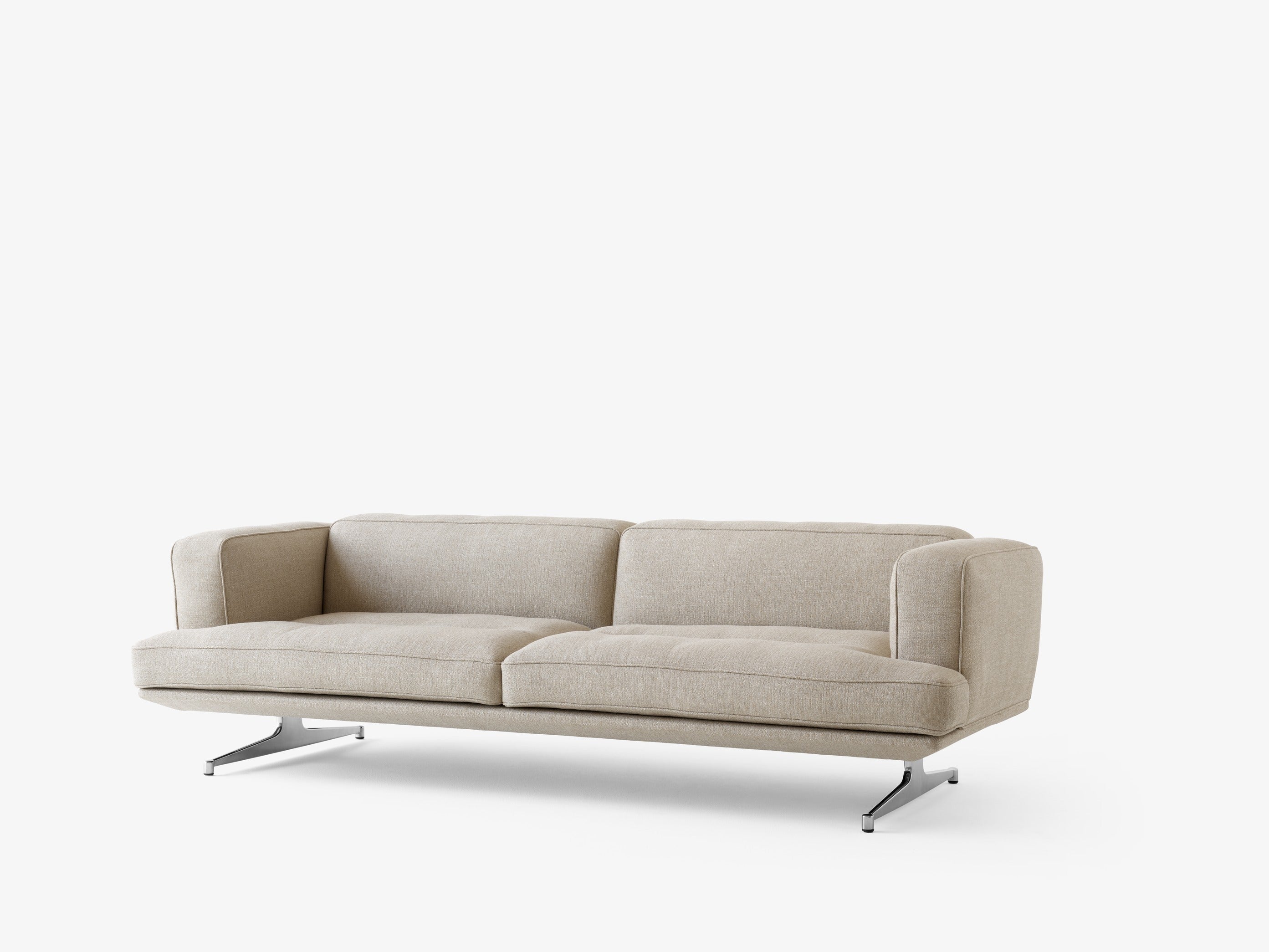 Sofá Inland AV23 de &Tradition con estructura de aluminio y tapizado, diseño minimalista de Anderssen & Voll en salón moderno; Inland Sofa AV23 — Inland AV23 3 Seater fab. 4_PolAlu w. Ecri0240_Angled Front; Inland Sofa AV23 — Inland AV23_Leather Cognac_Front; Inland Sofa AV23 — Inland AV23 3 Seater fab. 4_WarmBlack w. Ecri0240_Angled Front; Inland Sofa AV23 — Inland AV23_Hallingdal 130_Front