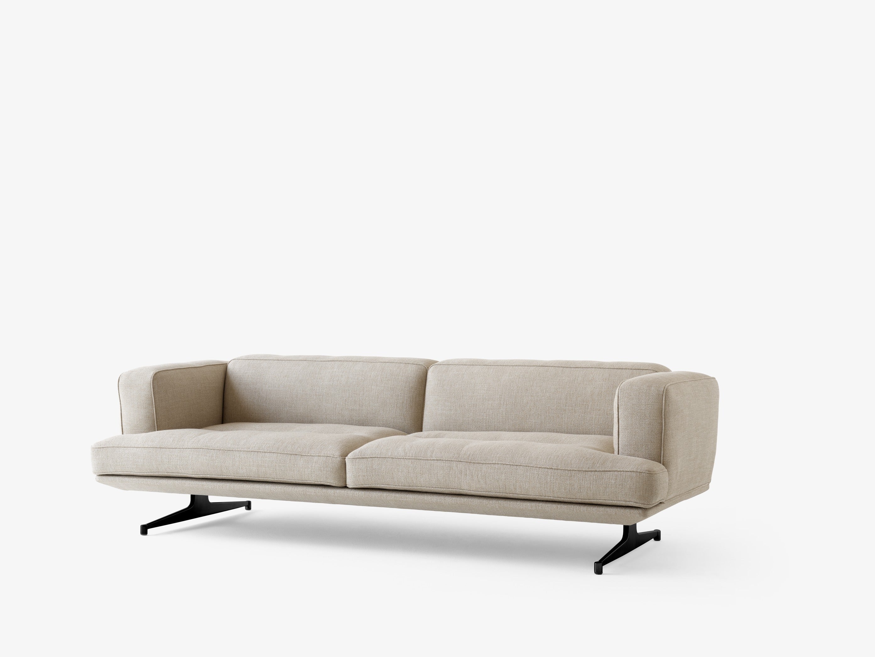 Sofá Inland AV23 de &Tradition con estructura de aluminio y tapizado, diseño minimalista de Anderssen & Voll en salón moderno; Inland Sofa AV23 — Inland AV23 3 Seater fab. 4_PolAlu w. Ecri0240_Angled Front; Inland Sofa AV23 — Inland AV23_Leather Cognac_Front; Inland Sofa AV23 — Inland AV23 3 Seater fab. 4_WarmBlack w. Ecri0240_Angled Front; Inland Sofa AV23 — Inland AV23_Hallingdal 130_Front