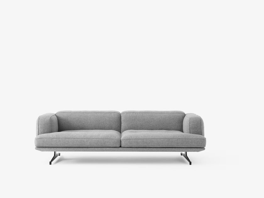 Sofá Inland AV23 de &Tradition con estructura de aluminio y tapizado, diseño minimalista de Anderssen & Voll en salón moderno; Inland Sofa AV23 — Inland AV23 3 Seater fab. 4_PolAlu w. Ecri0240_Angled Front; Inland Sofa AV23 — Inland AV23_Leather Cognac_Front; Inland Sofa AV23 — Inland AV23 3 Seater fab. 4_WarmBlack w. Ecri0240_Angled Front; Inland Sofa AV23 — Inland AV23_Hallingdal 130_Front
