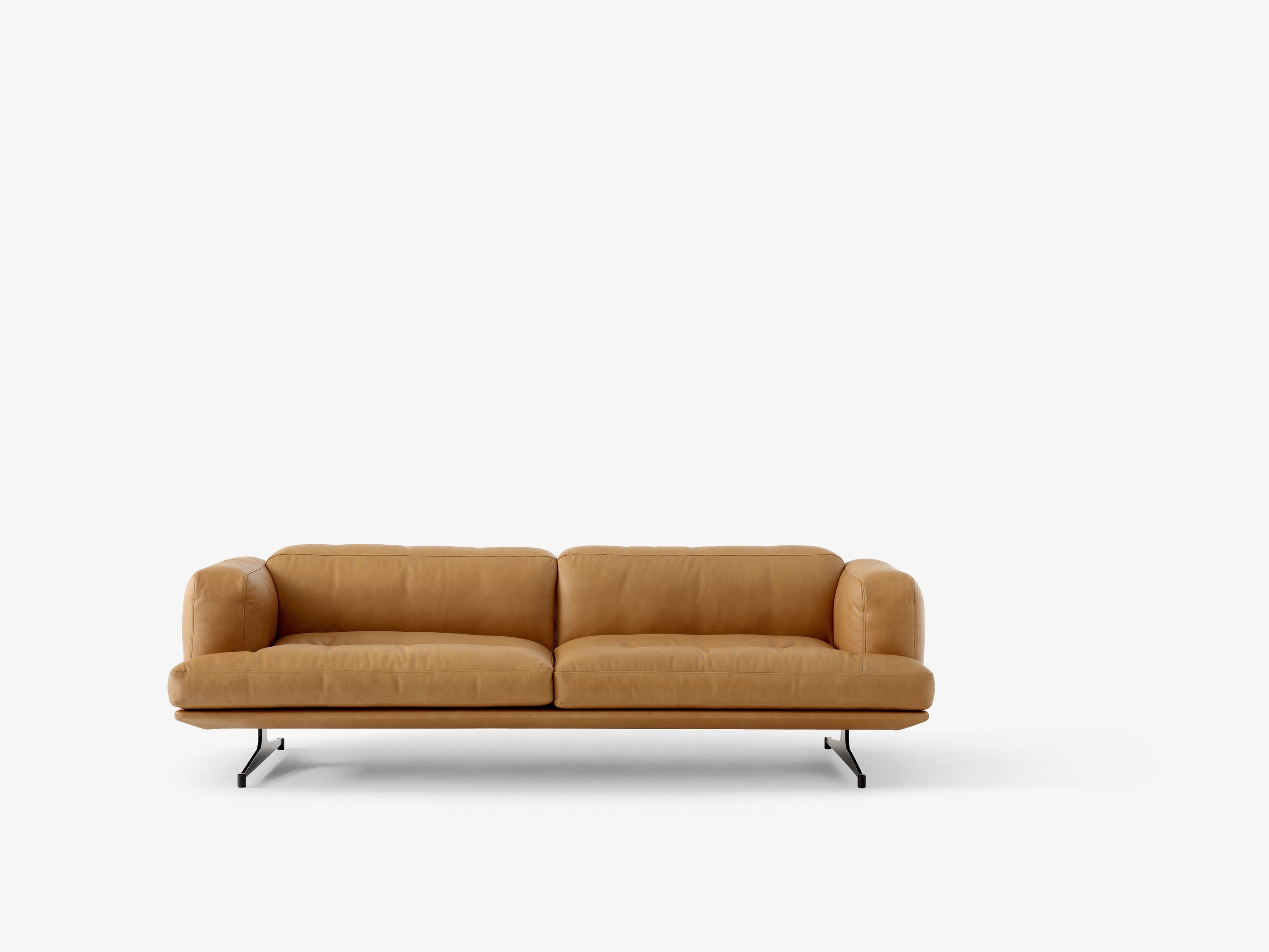 Sofá Inland AV23 de &Tradition con estructura de aluminio y tapizado, diseño minimalista de Anderssen & Voll en salón moderno; Inland Sofa AV23 — Inland AV23 3 Seater fab. 4_PolAlu w. Ecri0240_Angled Front; Inland Sofa AV23 — Inland AV23_Leather Cognac_Front; Inland Sofa AV23 — Inland AV23 3 Seater fab. 4_WarmBlack w. Ecri0240_Angled Front; Inland Sofa AV23 — Inland AV23_Hallingdal 130_Front