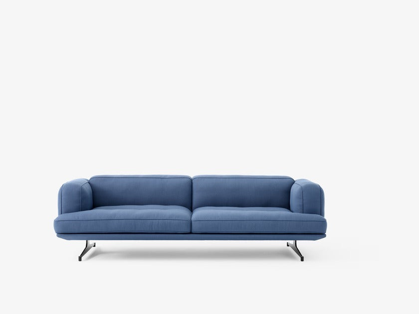 Sofá Inland AV23 de &Tradition con estructura de aluminio y tapizado, diseño minimalista de Anderssen & Voll en salón moderno; Inland Sofa AV23 — Inland AV23 3 Seater fab. 4_PolAlu w. Ecri0240_Angled Front; Inland Sofa AV23 — Inland AV23_Leather Cognac_Front; Inland Sofa AV23 — Inland AV23 3 Seater fab. 4_WarmBlack w. Ecri0240_Angled Front; Inland Sofa AV23 — Inland AV23_Hallingdal 130_Front