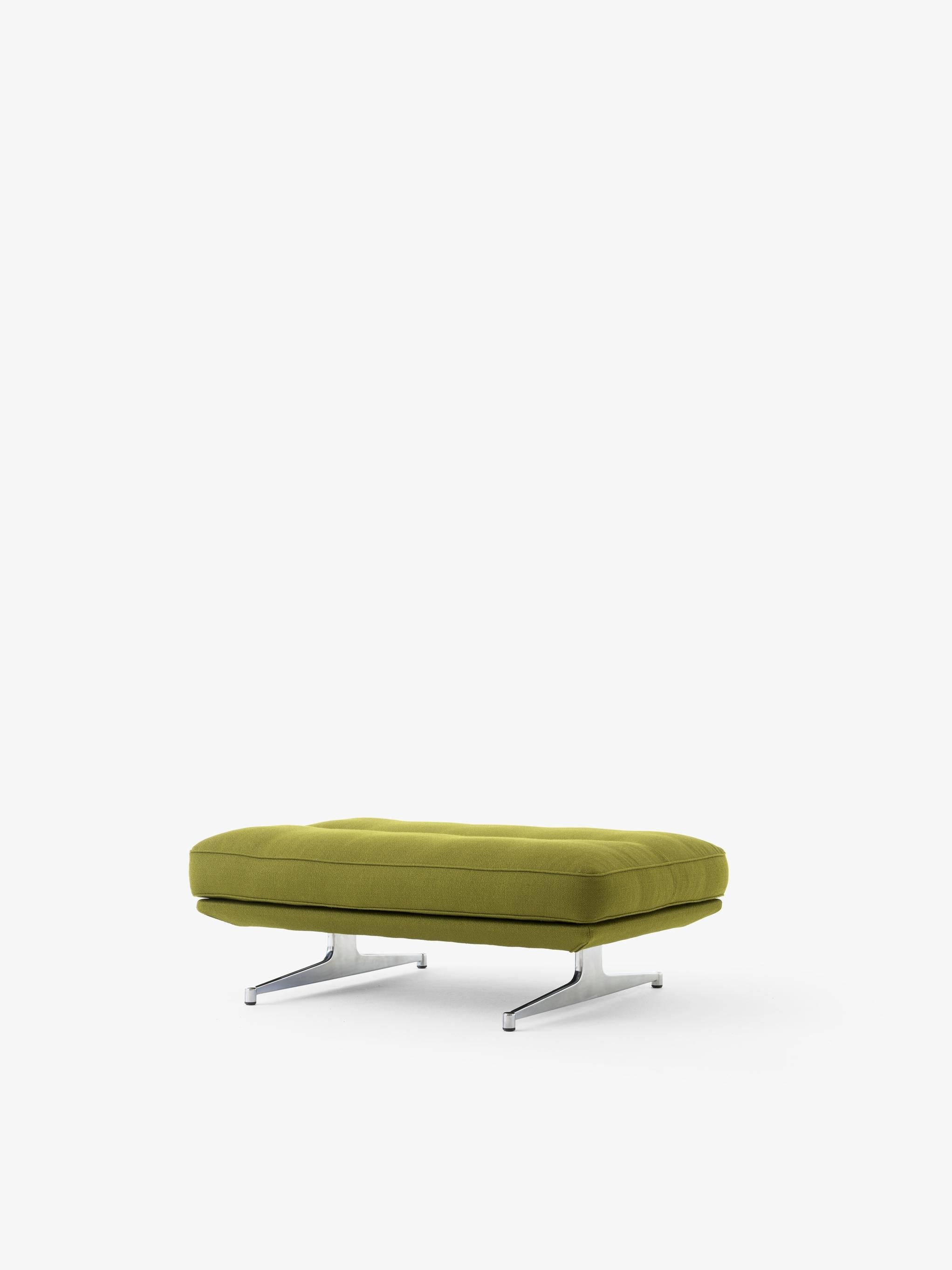Puf &Tradition Inland AV32 de diseño escandinavo con estructura de aluminio y tapicería premium por Anderssen & Voll; Inland Pouf AV32 — Inland AV32 Pouf fab. 4_WarmBlack w. Acca0231_Angled Front; Inland Pouf AV32 — Inland AV32 Pouf_Polished Aluminium w. Vidar 0956_Angled Front; Inland Pouf AV32 — Inland AV32 Pouf fab. 4_PolAlu w. Acca0231_Detail; Inland Pouf AV32 — Inland AV32_Noble Aniline leather Cognac w. Polished aluminium base