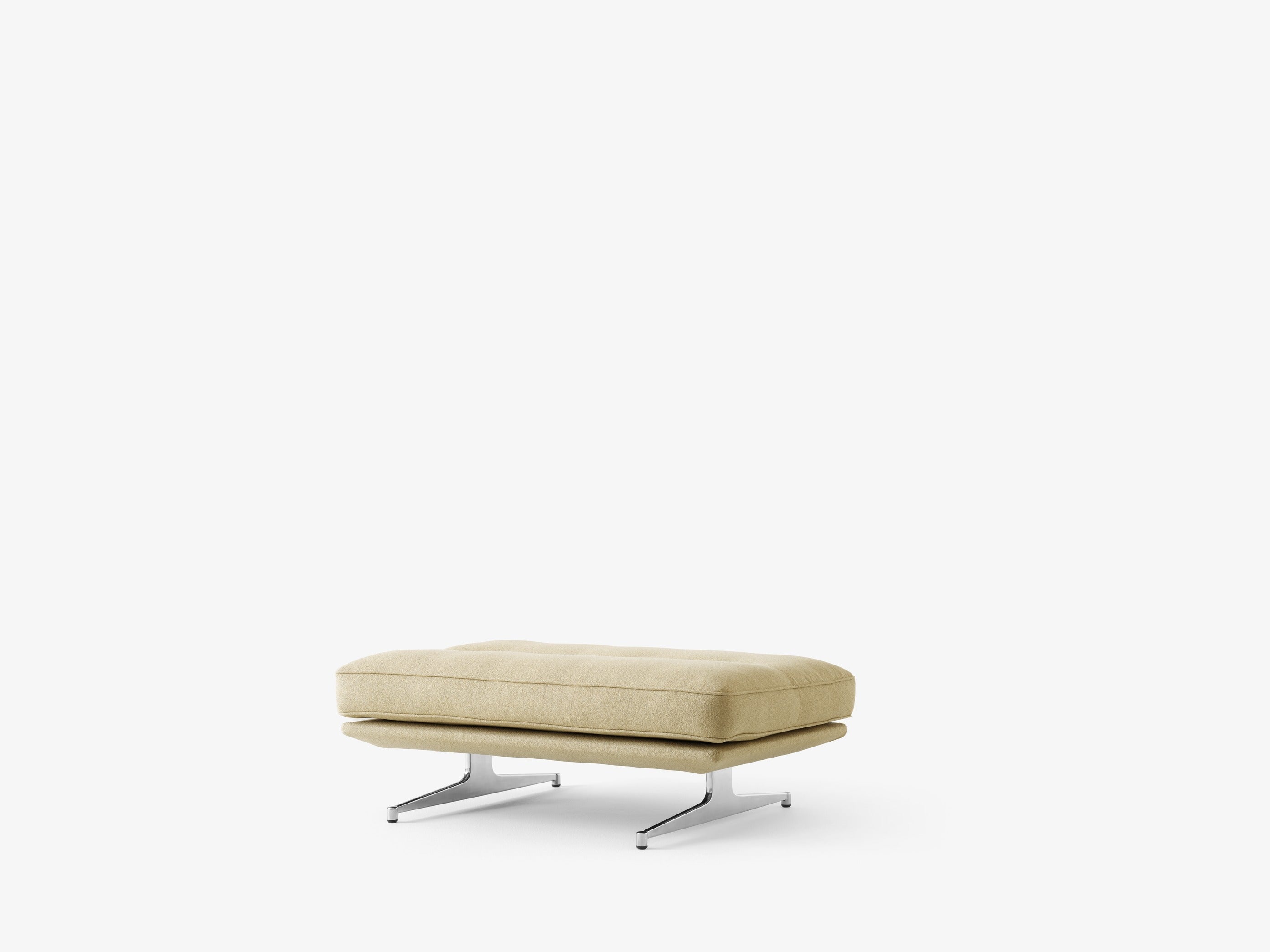 Puf &Tradition Inland AV32 de diseño escandinavo con estructura de aluminio y tapicería premium por Anderssen & Voll; Inland Pouf AV32 — Inland AV32 Pouf fab. 4_WarmBlack w. Acca0231_Angled Front; Inland Pouf AV32 — Inland AV32 Pouf_Polished Aluminium w. Vidar 0956_Angled Front; Inland Pouf AV32 — Inland AV32 Pouf fab. 4_PolAlu w. Acca0231_Detail; Inland Pouf AV32 — Inland AV32_Noble Aniline leather Cognac w. Polished aluminium base