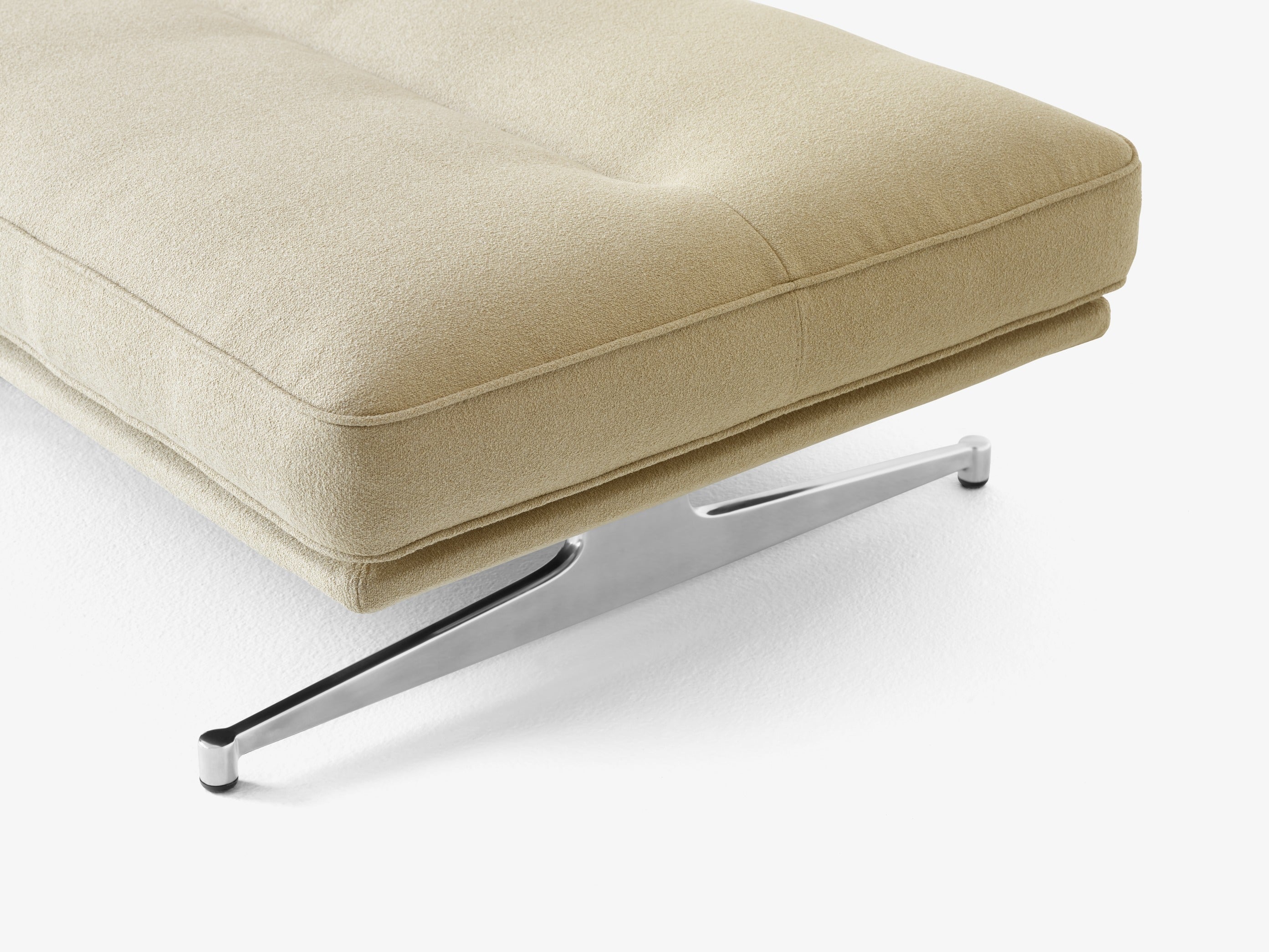 Puf &Tradition Inland AV32 de diseño escandinavo con estructura de aluminio y tapicería premium por Anderssen & Voll; Inland Pouf AV32 — Inland AV32 Pouf fab. 4_WarmBlack w. Acca0231_Angled Front; Inland Pouf AV32 — Inland AV32 Pouf_Polished Aluminium w. Vidar 0956_Angled Front; Inland Pouf AV32 — Inland AV32 Pouf fab. 4_PolAlu w. Acca0231_Detail; Inland Pouf AV32 — Inland AV32_Noble Aniline leather Cognac w. Polished aluminium base