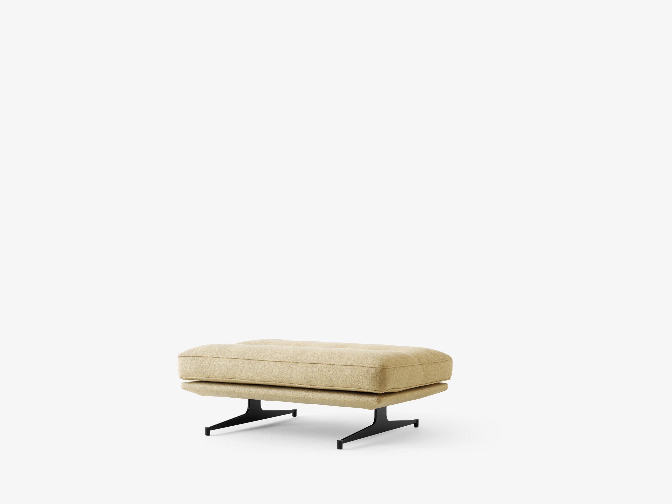 Puf &Tradition Inland AV32 de diseño escandinavo con estructura de aluminio y tapicería premium por Anderssen & Voll; Inland Pouf AV32 — Inland AV32 Pouf fab. 4_WarmBlack w. Acca0231_Angled Front; Inland Pouf AV32 — Inland AV32 Pouf_Polished Aluminium w. Vidar 0956_Angled Front; Inland Pouf AV32 — Inland AV32 Pouf fab. 4_PolAlu w. Acca0231_Detail; Inland Pouf AV32 — Inland AV32_Noble Aniline leather Cognac w. Polished aluminium base