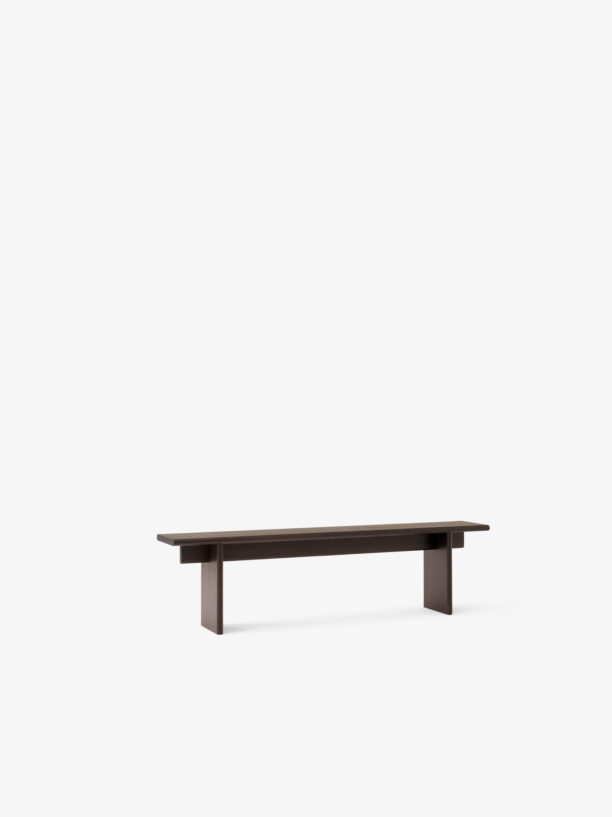 Banco Ita OS5 de &Tradition en chapa de roble con diseño minimalista escandinavo sobre fondo neutro; Ita Bench OS5 — Ita Bench OS5_Veneer Dark Stained Oak w. Dark Stained Oak Legs_Angled Front; Ita Bench OS5 — Ita Bench OS5_Veneer Oak w. Oak Legs_Angled Front; Ita Bench OS5 — Ita Bench OS5_Veneer Oak w. Oak Legs_Ita Seat Pad Bench OS5_Angled Front; Ita Bench OS5 — Seat Pad Ita Bench OS5_Noble Leather Cognac_Angled Front