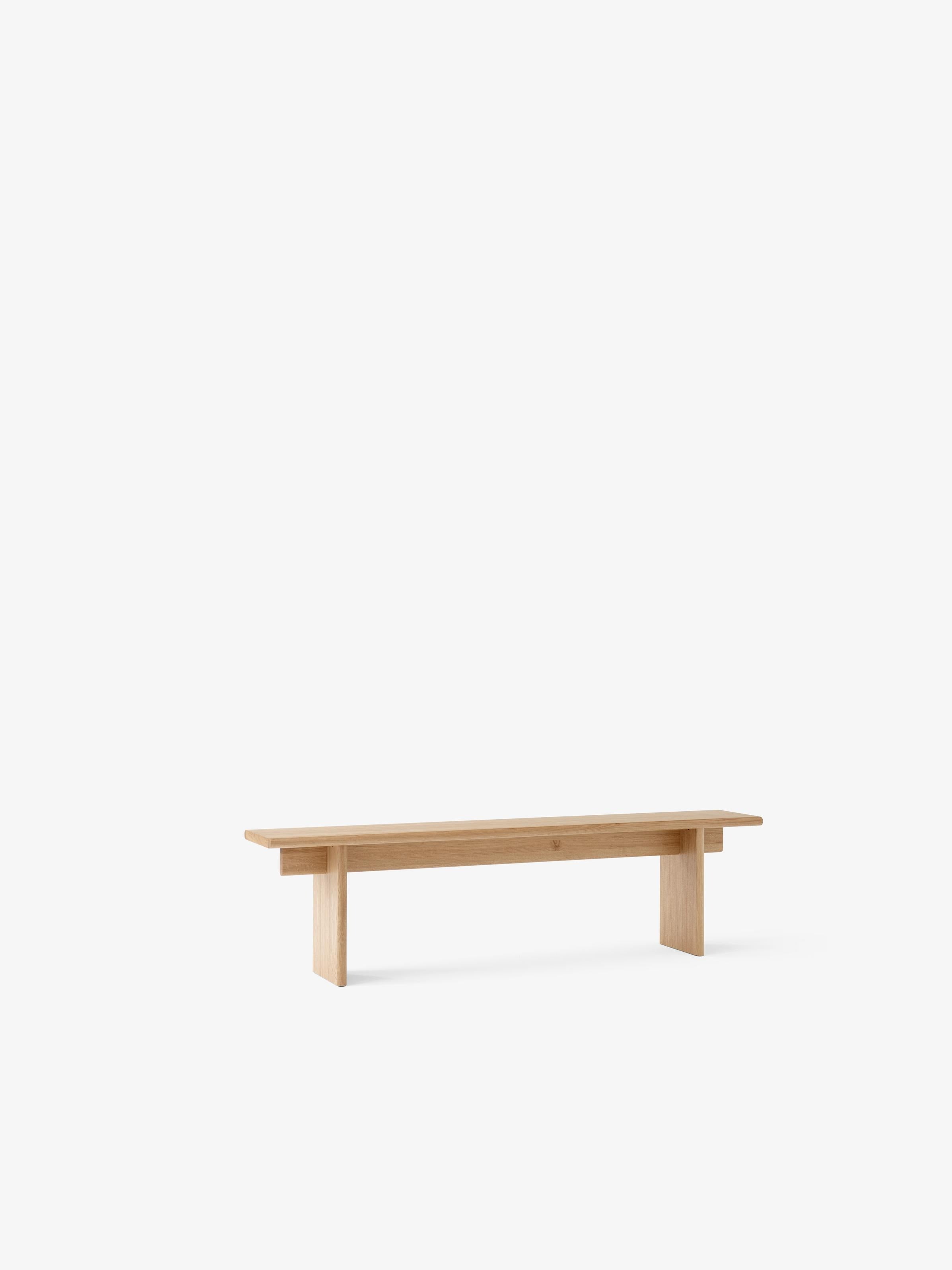 Banco Ita OS5 de &Tradition en chapa de roble con diseño minimalista escandinavo sobre fondo neutro; Ita Bench OS5 — Ita Bench OS5_Veneer Dark Stained Oak w. Dark Stained Oak Legs_Angled Front; Ita Bench OS5 — Ita Bench OS5_Veneer Oak w. Oak Legs_Angled Front; Ita Bench OS5 — Ita Bench OS5_Veneer Oak w. Oak Legs_Ita Seat Pad Bench OS5_Angled Front; Ita Bench OS5 — Seat Pad Ita Bench OS5_Noble Leather Cognac_Angled Front