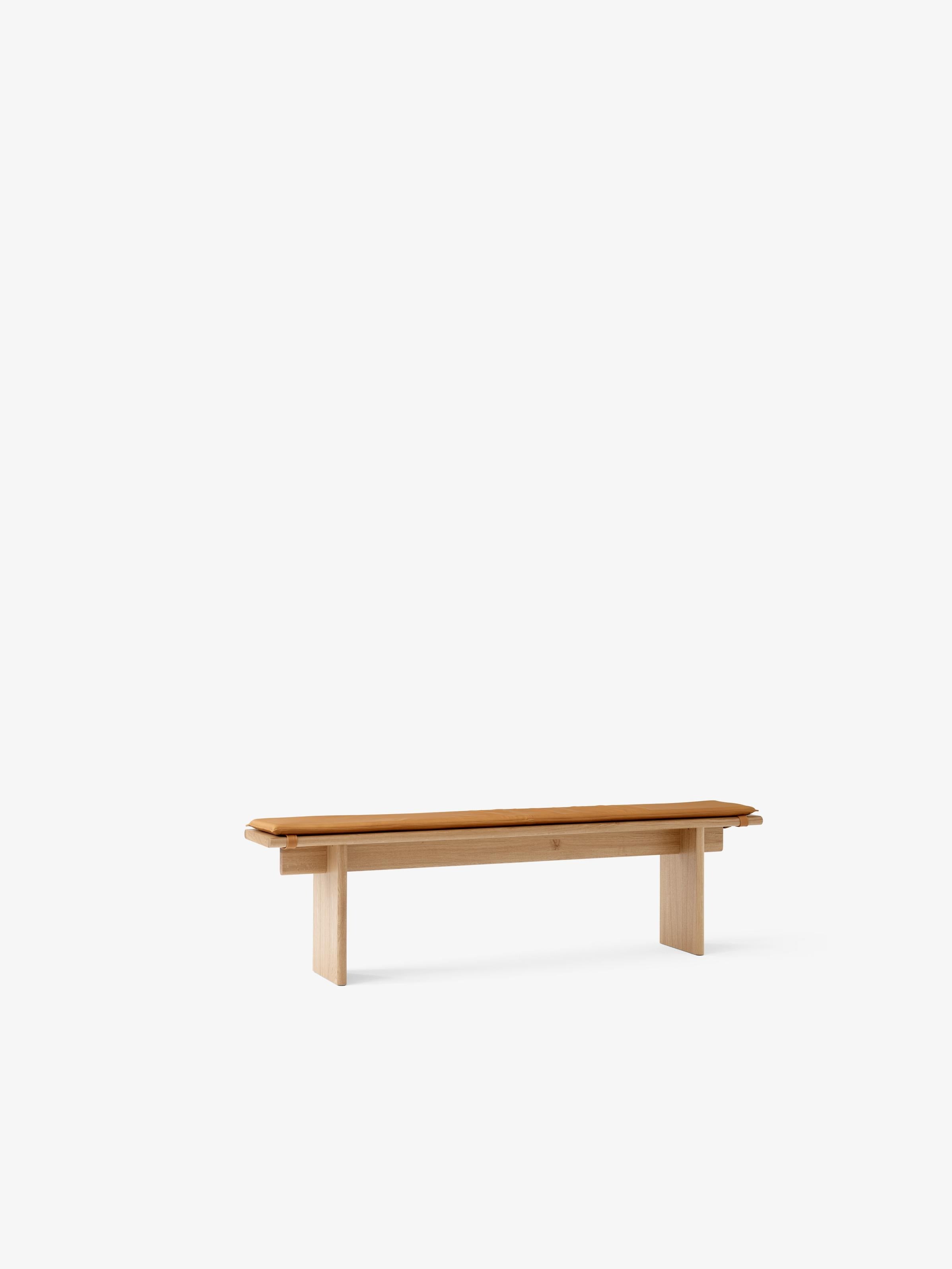 Banco Ita OS5 de &Tradition en chapa de roble con diseño minimalista escandinavo sobre fondo neutro; Ita Bench OS5 — Ita Bench OS5_Veneer Dark Stained Oak w. Dark Stained Oak Legs_Angled Front; Ita Bench OS5 — Ita Bench OS5_Veneer Oak w. Oak Legs_Angled Front; Ita Bench OS5 — Ita Bench OS5_Veneer Oak w. Oak Legs_Ita Seat Pad Bench OS5_Angled Front; Ita Bench OS5 — Seat Pad Ita Bench OS5_Noble Leather Cognac_Angled Front