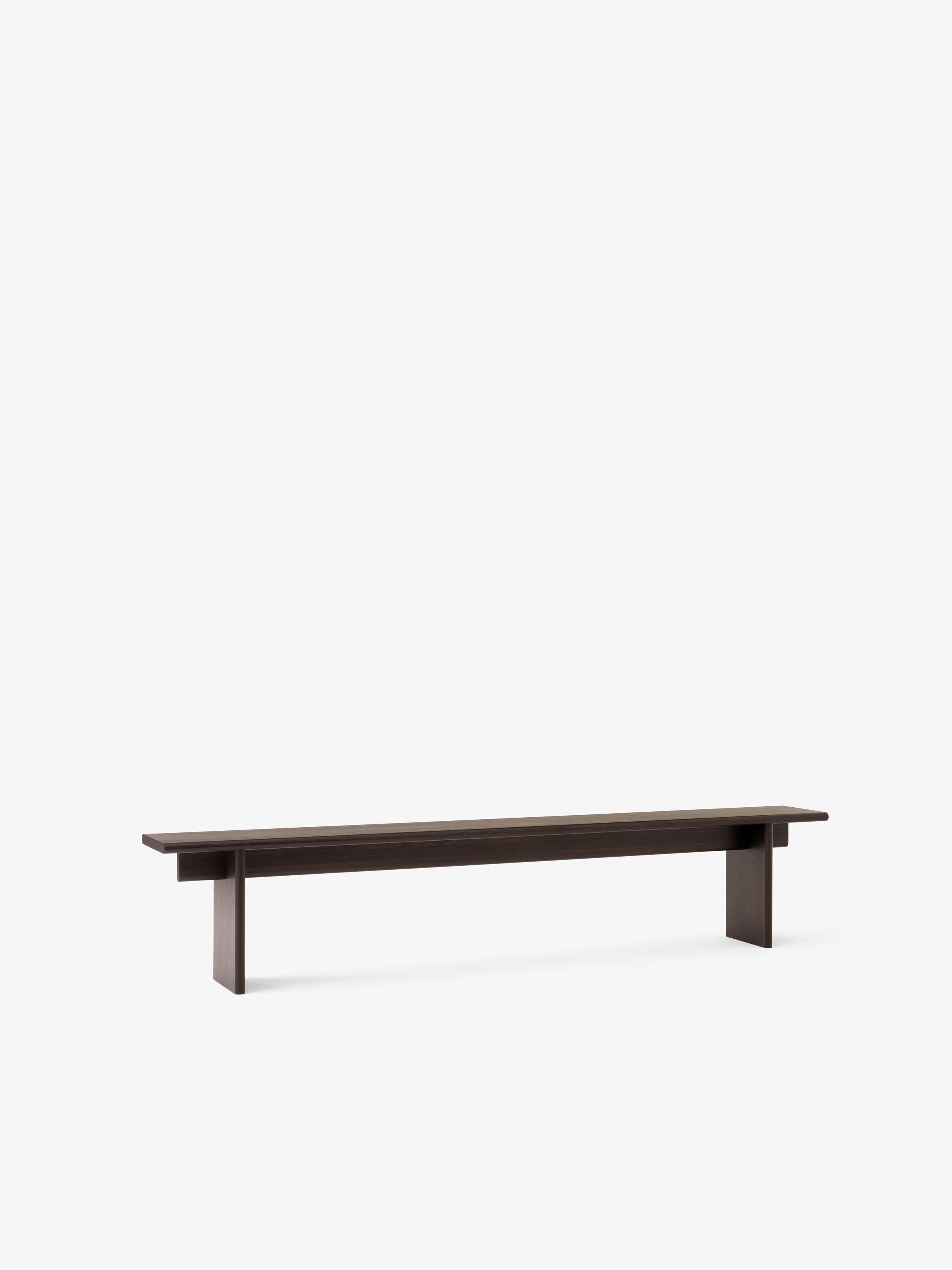 Banco Ita Bench OS6 de &Tradition en chapado de roble, diseño minimalista nórdico de OEO Studio sobre fondo neutro; Ita Bench OS6 — Ita Bench OS6_Veneer Oak w. Oak Legs_Angled Front; Ita Bench OS6 — Ita Bench OS6_Veneer Dark Stained w. Dark Stained Oak Legs_Ita Seat Pad Bench OS6_Angled Front; Ita Bench OS6 — Seat Pad Ita Bench OS6_Noble Leather Cognac_Angled Front; Ita Bench OS6 — Ita Bench OS6_Veneer Dark Stained Oak w. Dark Stained Oak Legs_Angled Front