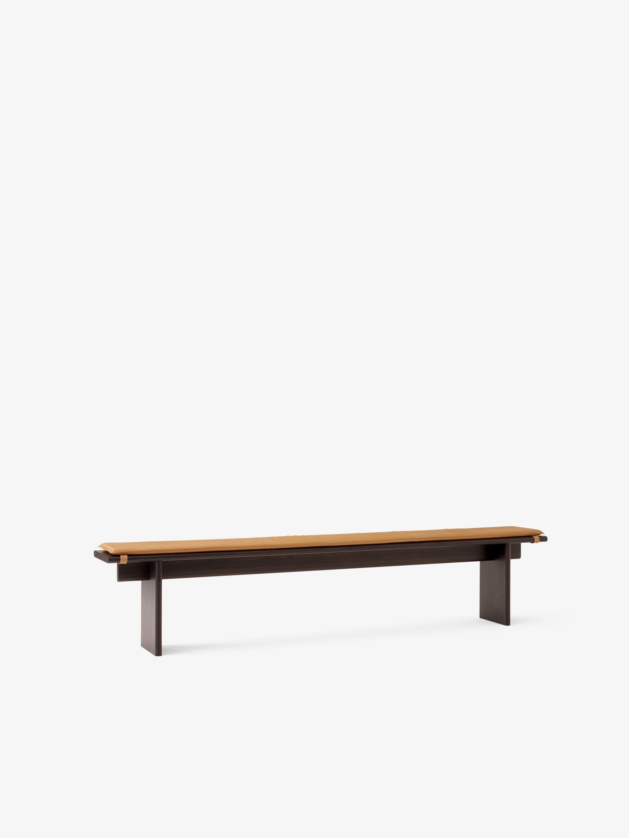 Banco Ita Bench OS6 de &Tradition en chapado de roble, diseño minimalista nórdico de OEO Studio sobre fondo neutro; Ita Bench OS6 — Ita Bench OS6_Veneer Oak w. Oak Legs_Angled Front; Ita Bench OS6 — Ita Bench OS6_Veneer Dark Stained w. Dark Stained Oak Legs_Ita Seat Pad Bench OS6_Angled Front; Ita Bench OS6 — Seat Pad Ita Bench OS6_Noble Leather Cognac_Angled Front; Ita Bench OS6 — Ita Bench OS6_Veneer Dark Stained Oak w. Dark Stained Oak Legs_Angled Front