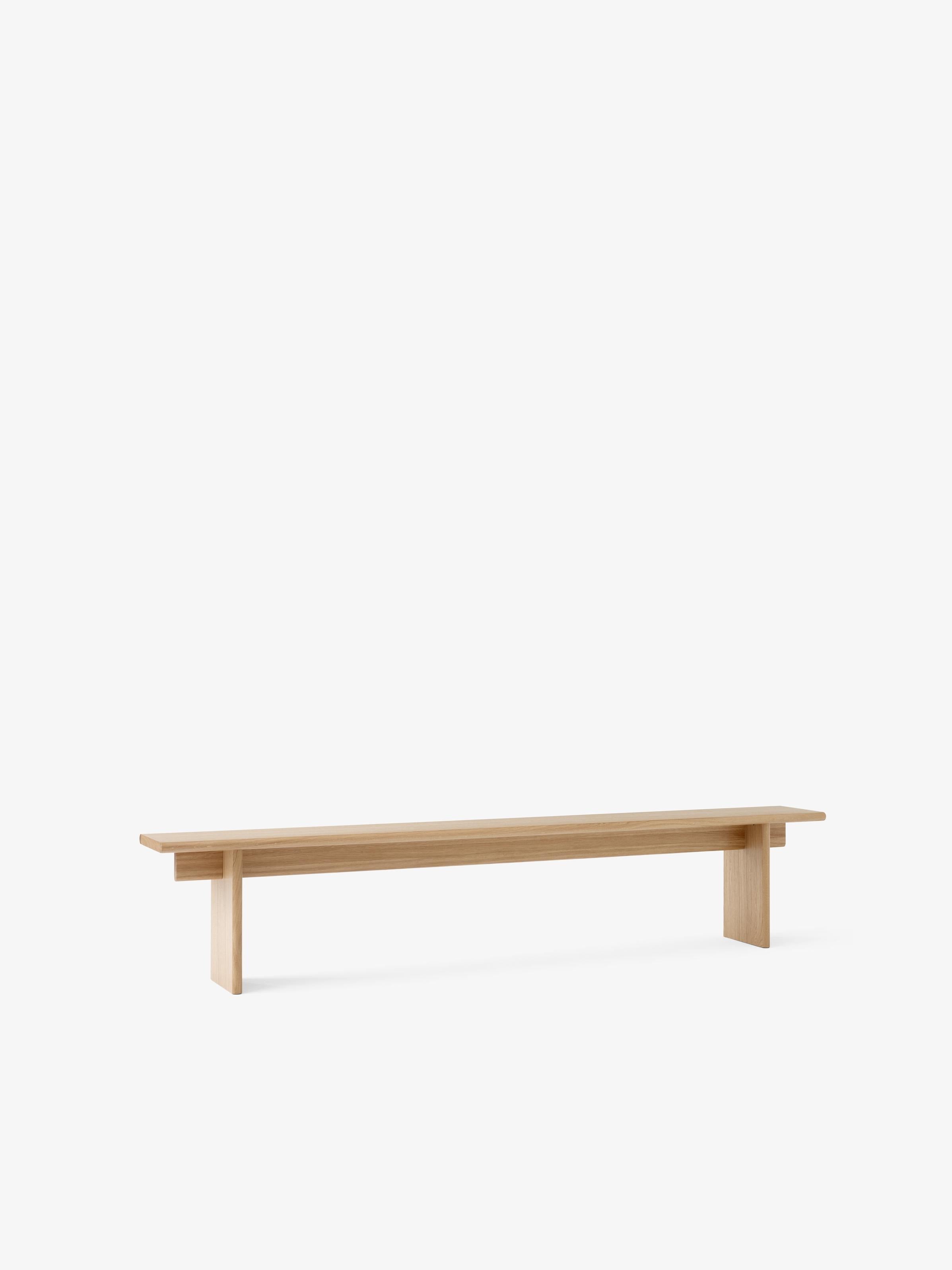 Banco Ita Bench OS6 de &Tradition en chapado de roble, diseño minimalista nórdico de OEO Studio sobre fondo neutro; Ita Bench OS6 — Ita Bench OS6_Veneer Oak w. Oak Legs_Angled Front; Ita Bench OS6 — Ita Bench OS6_Veneer Dark Stained w. Dark Stained Oak Legs_Ita Seat Pad Bench OS6_Angled Front; Ita Bench OS6 — Seat Pad Ita Bench OS6_Noble Leather Cognac_Angled Front; Ita Bench OS6 — Ita Bench OS6_Veneer Dark Stained Oak w. Dark Stained Oak Legs_Angled Front