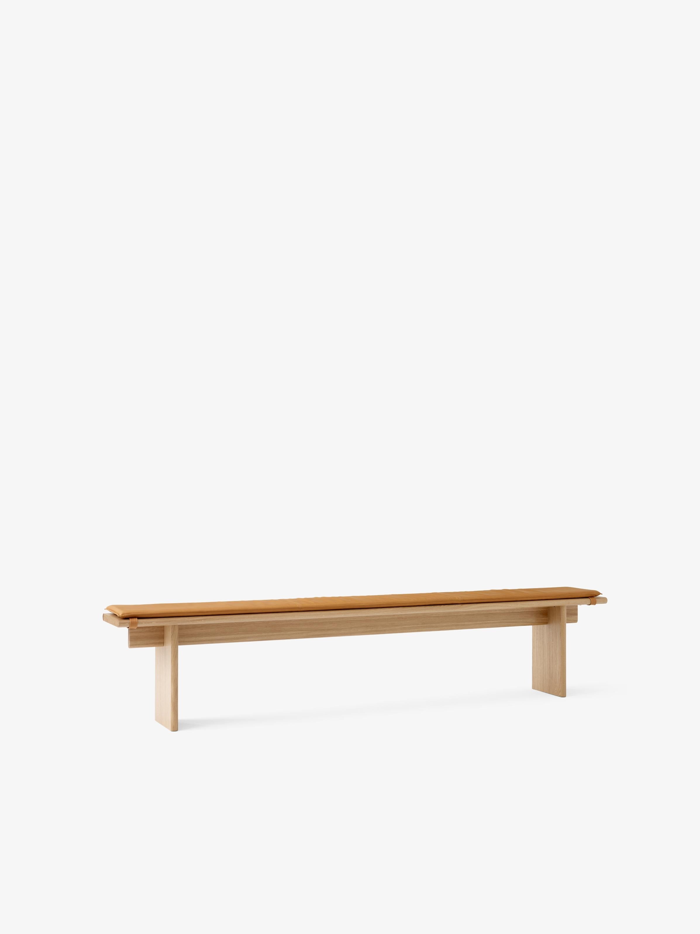 Banco Ita Bench OS6 de &Tradition en chapado de roble, diseño minimalista nórdico de OEO Studio sobre fondo neutro; Ita Bench OS6 — Ita Bench OS6_Veneer Oak w. Oak Legs_Angled Front; Ita Bench OS6 — Ita Bench OS6_Veneer Dark Stained w. Dark Stained Oak Legs_Ita Seat Pad Bench OS6_Angled Front; Ita Bench OS6 — Seat Pad Ita Bench OS6_Noble Leather Cognac_Angled Front; Ita Bench OS6 — Ita Bench OS6_Veneer Dark Stained Oak w. Dark Stained Oak Legs_Angled Front