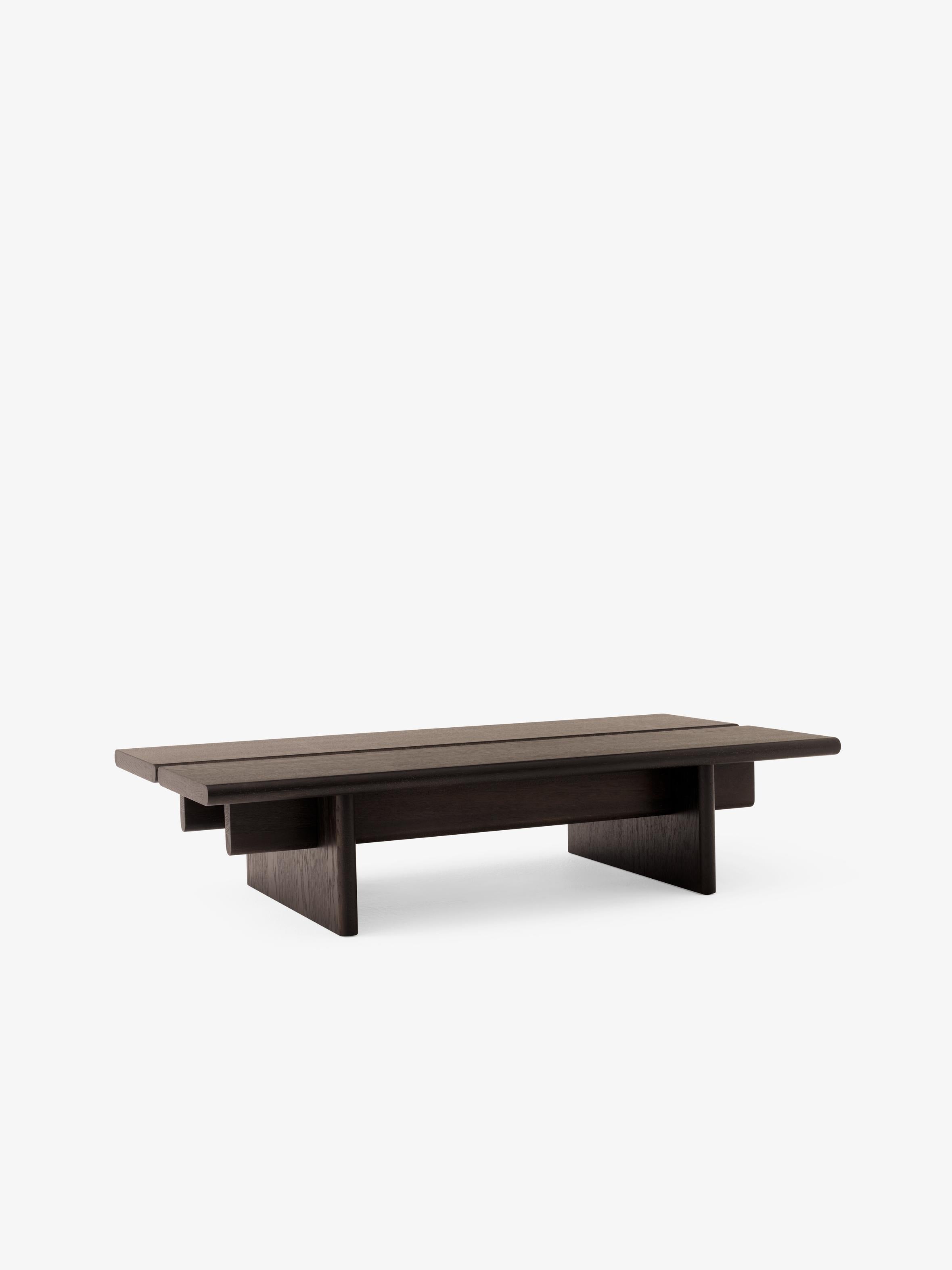 Mesa de centro Ita Coffee Table de &Tradition en MDF con chapa de roble natural, diseño minimalista escandinavo sobre fondo b; Ita Coffee Table OS3 — Ita Coffee Table OS3_Veneer Dark Stained Oak w. Dark Stained Oak Legs_Angled Front; Ita Coffee Table OS3 — ATD_Retail_2025_Ita OS3_Montera JH42; Ita Coffee Table OS3 — Ita Coffee Table OS3_Veneer Oak w. Oak Legs_Detail; Ita Coffee Table OS3 — Ita Coffee Table OS3_Veneer Dark Stained Oak w. Dark Stained Oak Legs_Detail