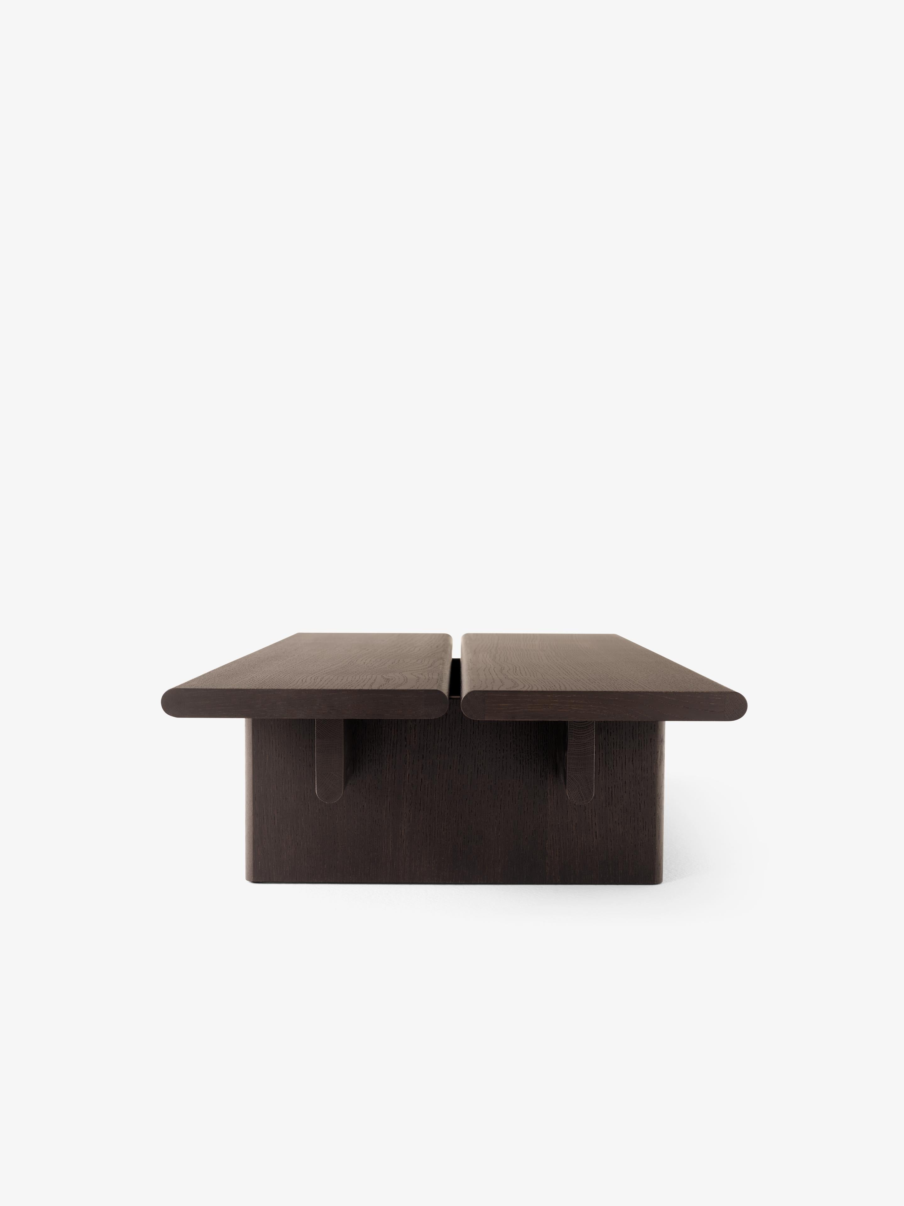 Mesa de centro Ita Coffee Table de &Tradition en MDF con chapa de roble natural, diseño minimalista escandinavo sobre fondo b; Ita Coffee Table OS3 — Ita Coffee Table OS3_Veneer Dark Stained Oak w. Dark Stained Oak Legs_Angled Front; Ita Coffee Table OS3 — ATD_Retail_2025_Ita OS3_Montera JH42; Ita Coffee Table OS3 — Ita Coffee Table OS3_Veneer Oak w. Oak Legs_Detail; Ita Coffee Table OS3 — Ita Coffee Table OS3_Veneer Dark Stained Oak w. Dark Stained Oak Legs_Detail