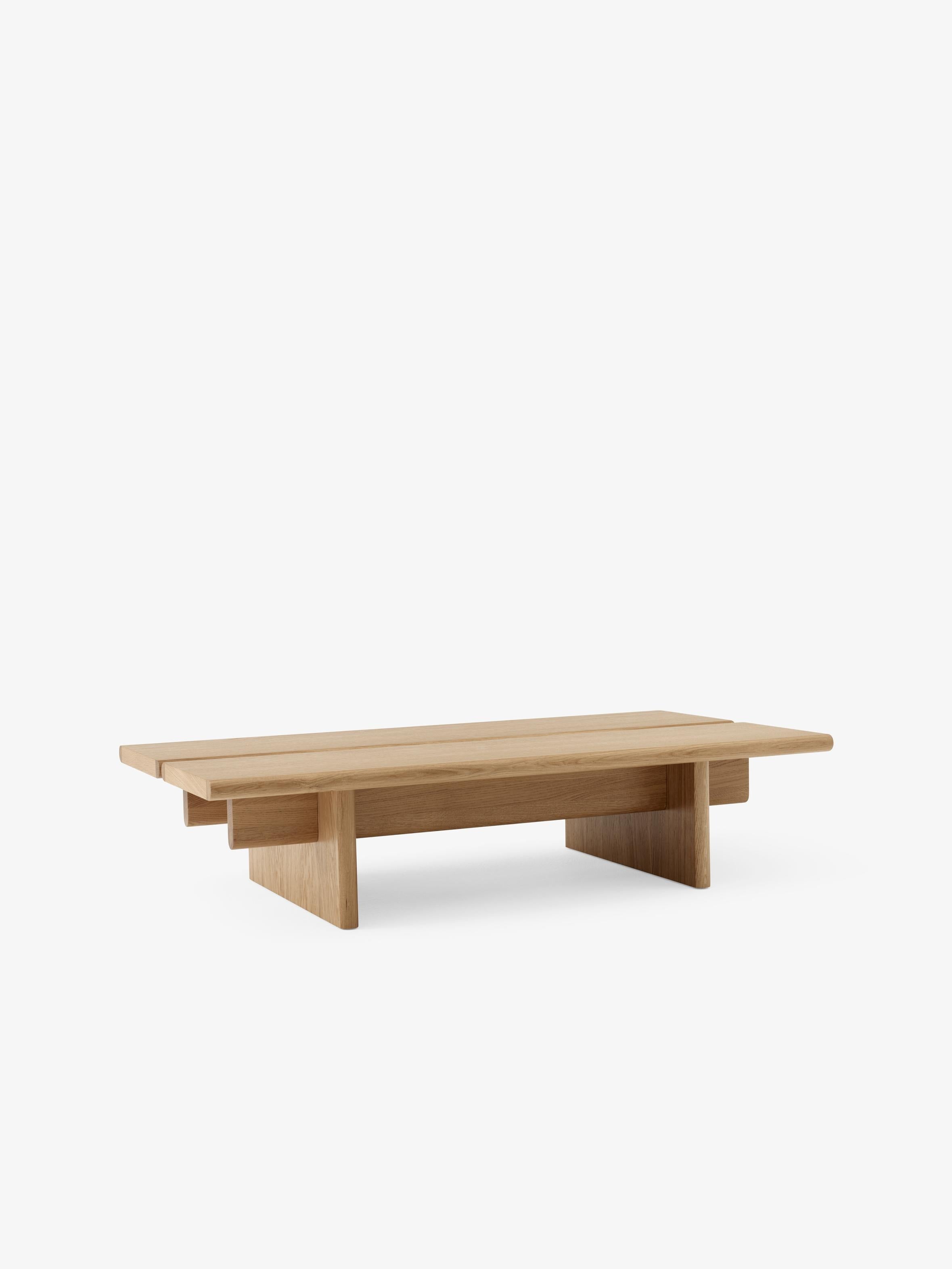 Mesa de centro Ita Coffee Table de &Tradition en MDF con chapa de roble natural, diseño minimalista escandinavo sobre fondo b; Ita Coffee Table OS3 — Ita Coffee Table OS3_Veneer Dark Stained Oak w. Dark Stained Oak Legs_Angled Front; Ita Coffee Table OS3 — ATD_Retail_2025_Ita OS3_Montera JH42; Ita Coffee Table OS3 — Ita Coffee Table OS3_Veneer Oak w. Oak Legs_Detail; Ita Coffee Table OS3 — Ita Coffee Table OS3_Veneer Dark Stained Oak w. Dark Stained Oak Legs_Detail