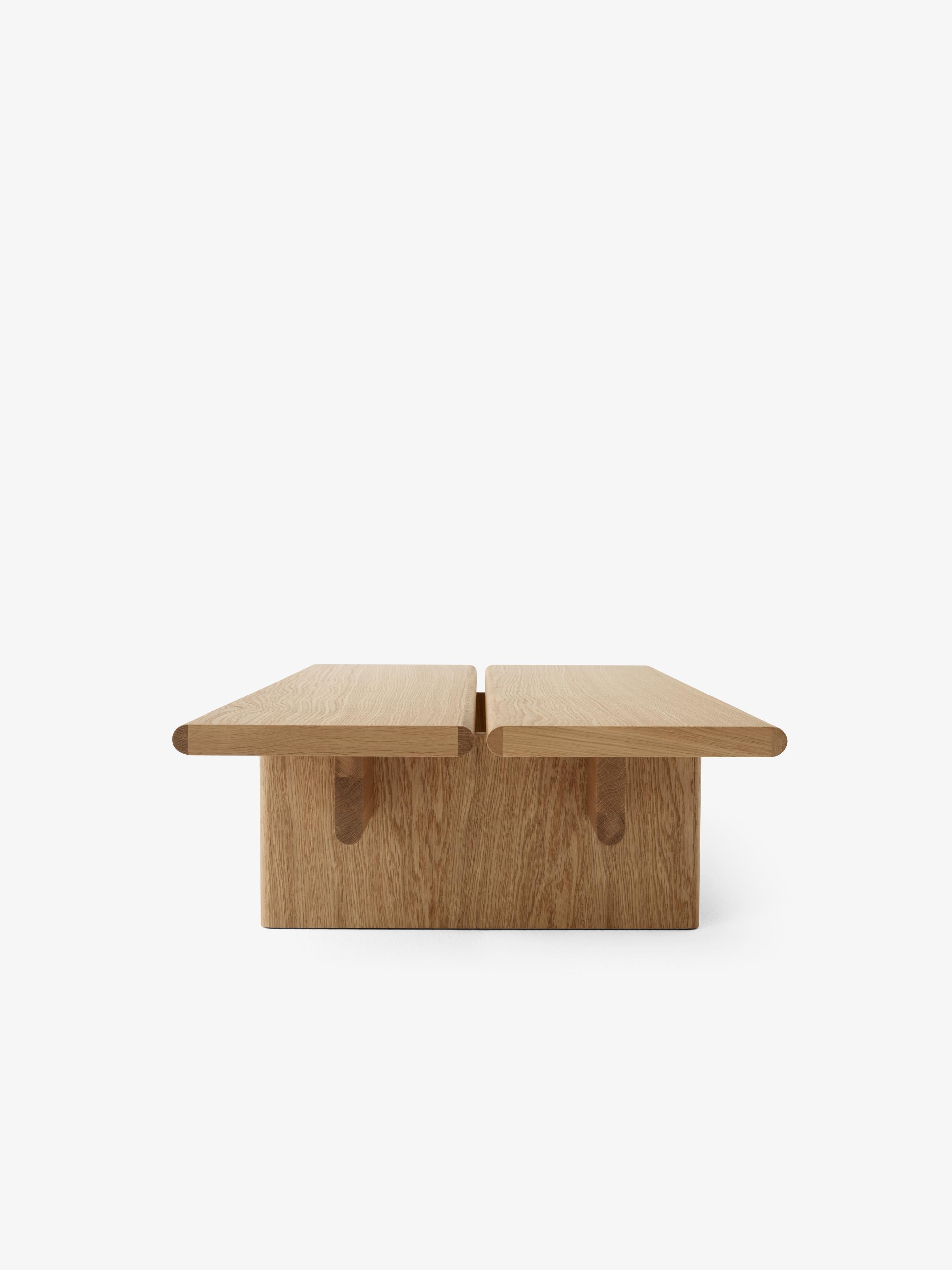 Mesa de centro Ita Coffee Table de &Tradition en MDF con chapa de roble natural, diseño minimalista escandinavo sobre fondo b; Ita Coffee Table OS3 — Ita Coffee Table OS3_Veneer Dark Stained Oak w. Dark Stained Oak Legs_Angled Front; Ita Coffee Table OS3 — ATD_Retail_2025_Ita OS3_Montera JH42; Ita Coffee Table OS3 — Ita Coffee Table OS3_Veneer Oak w. Oak Legs_Detail; Ita Coffee Table OS3 — Ita Coffee Table OS3_Veneer Dark Stained Oak w. Dark Stained Oak Legs_Detail