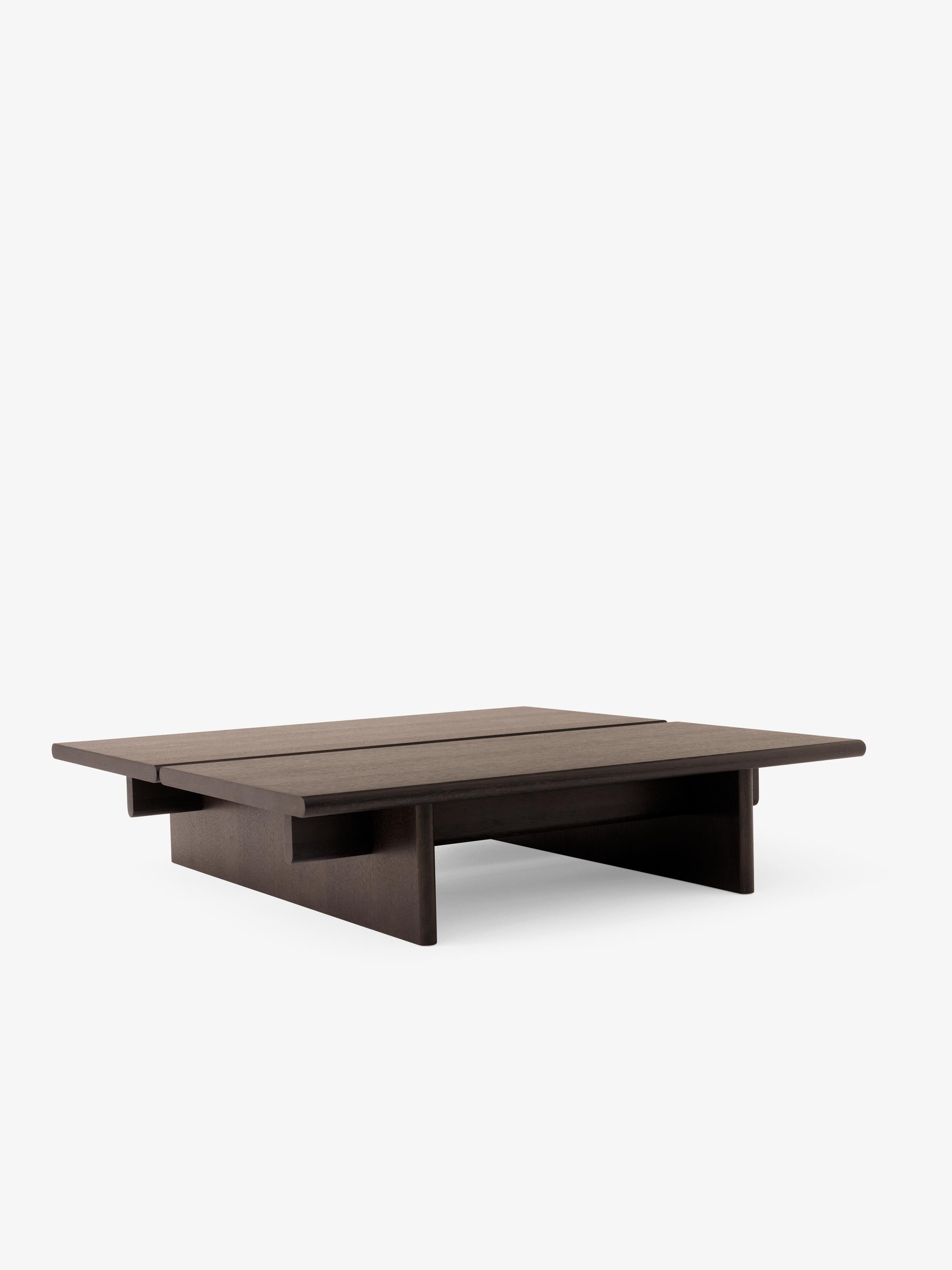 Mesa de centro Ita OS4 de &Tradition diseñada por OEO Studio, estructura MDF con elegante chapa de roble natural, diseño nórd; Ita Coffee Table OS4 — Ita Coffee Table OS4_Veneer Oak w. Oak Legs_Angled Front; Ita Coffee Table OS4 — Ita Coffee Table OS4_Veneer Oak w. Oak Legs_Detaile; Ita Coffee Table OS4 — Ita Coffee Table OS4_Veneer Dark Stained Oak w. Dark Stained Oak Legs_Detail