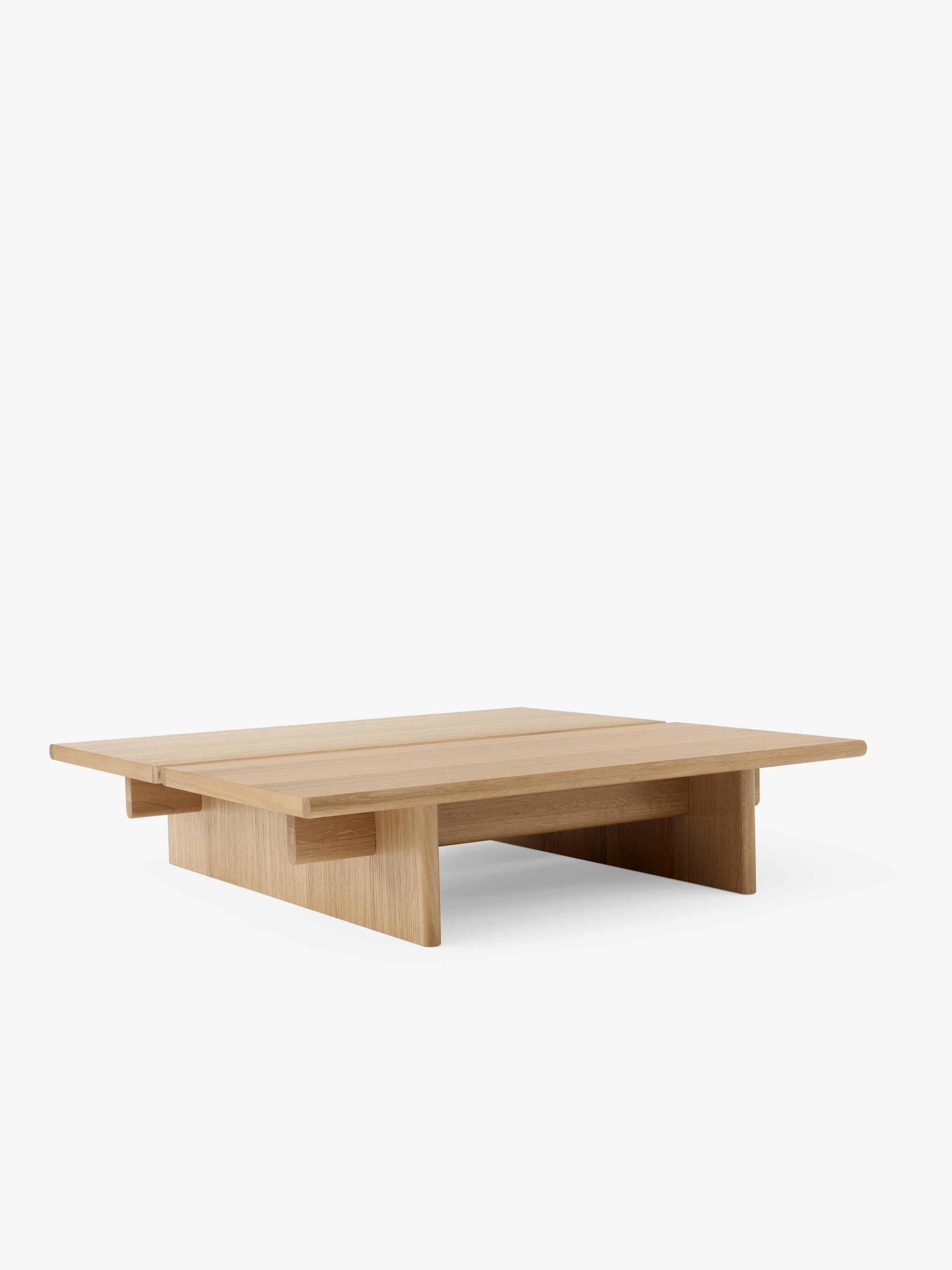 Mesa de centro Ita OS4 de &Tradition diseñada por OEO Studio, estructura MDF con elegante chapa de roble natural, diseño nórd; Ita Coffee Table OS4 — Ita Coffee Table OS4_Veneer Oak w. Oak Legs_Angled Front; Ita Coffee Table OS4 — Ita Coffee Table OS4_Veneer Oak w. Oak Legs_Detaile; Ita Coffee Table OS4 — Ita Coffee Table OS4_Veneer Dark Stained Oak w. Dark Stained Oak Legs_Detail