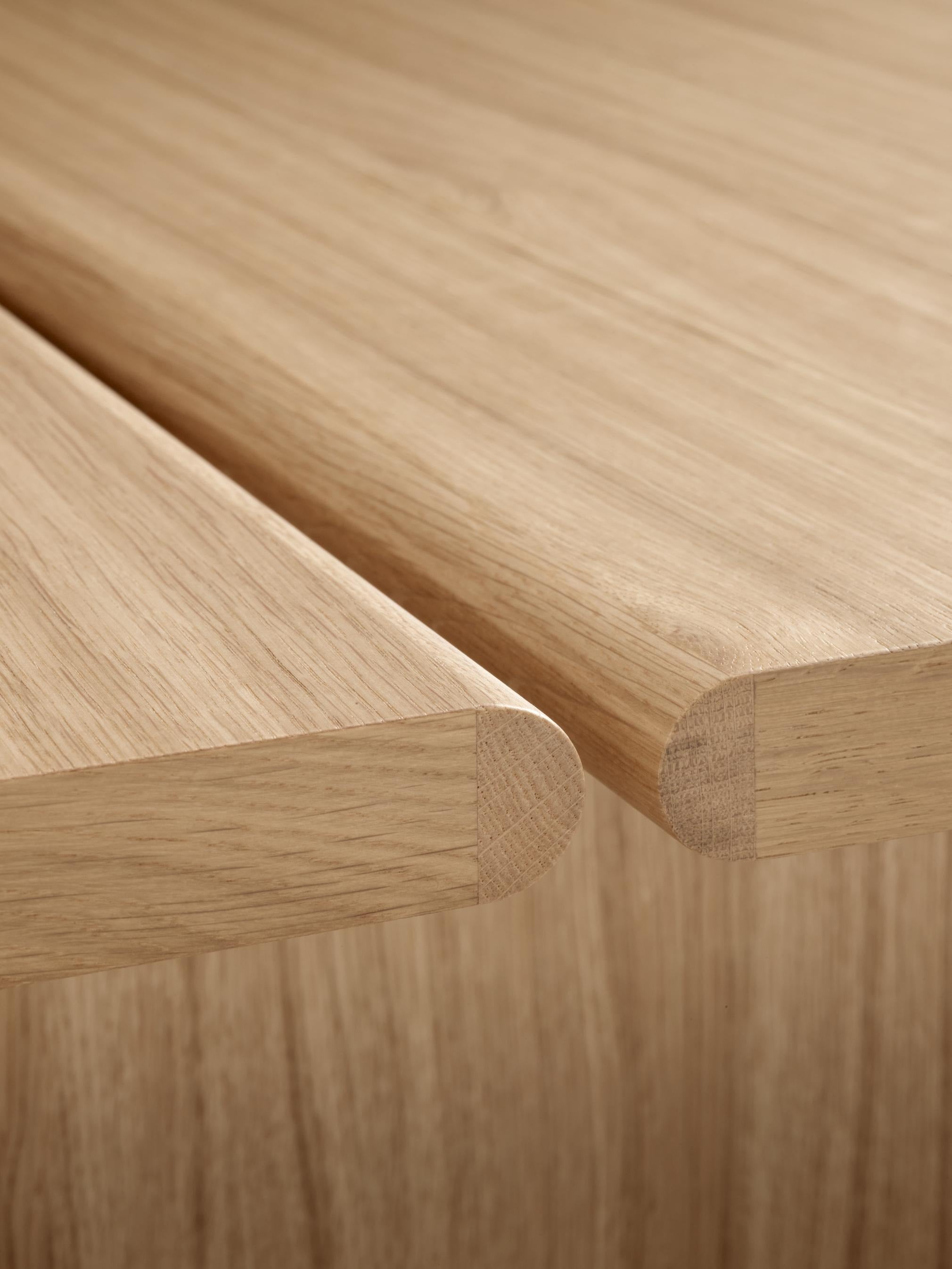Mesa de centro Ita OS4 de &Tradition diseñada por OEO Studio, estructura MDF con elegante chapa de roble natural, diseño nórd; Ita Coffee Table OS4 — Ita Coffee Table OS4_Veneer Oak w. Oak Legs_Angled Front; Ita Coffee Table OS4 — Ita Coffee Table OS4_Veneer Oak w. Oak Legs_Detaile; Ita Coffee Table OS4 — Ita Coffee Table OS4_Veneer Dark Stained Oak w. Dark Stained Oak Legs_Detail