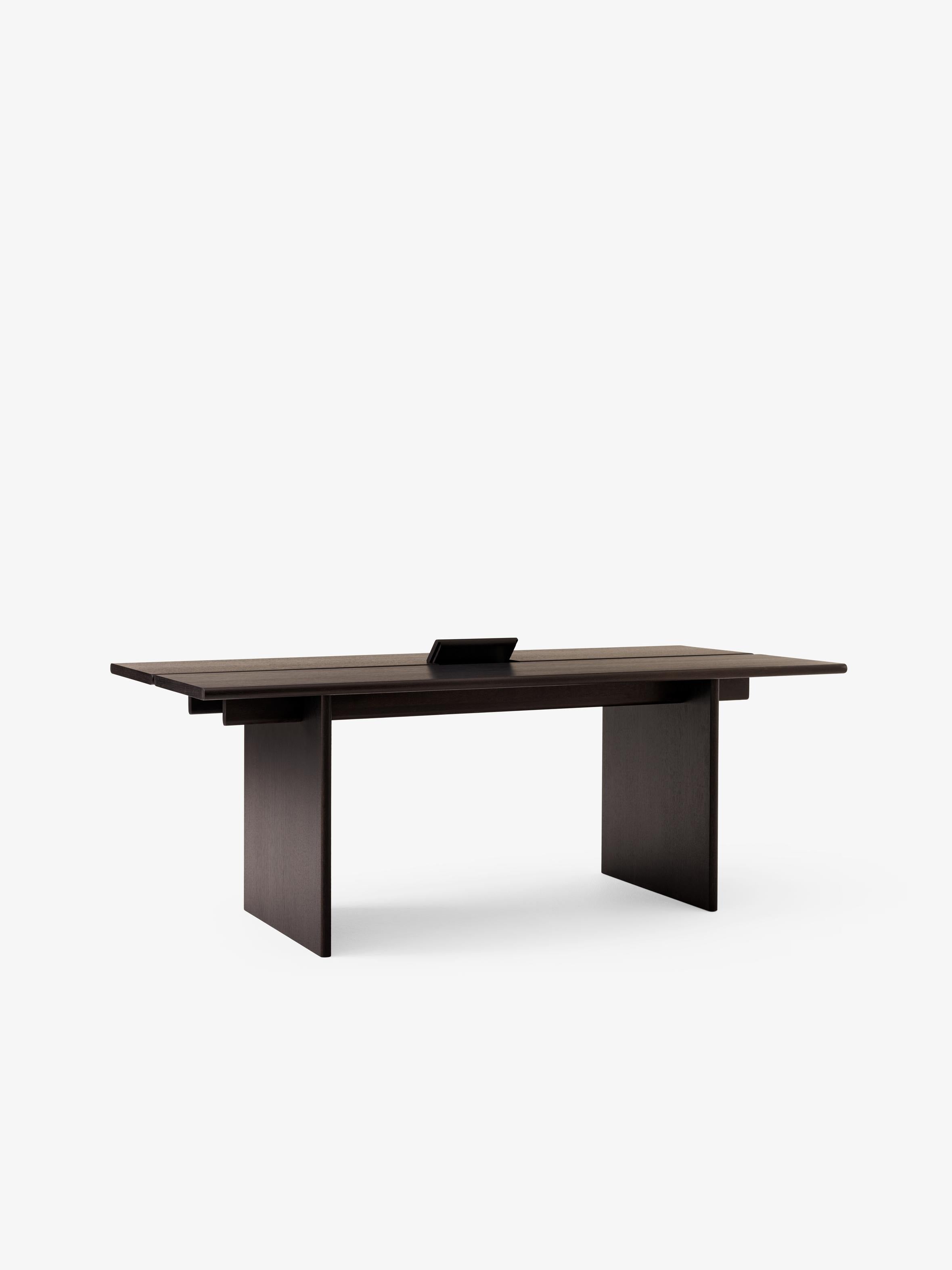 Mesa comedor &Tradition Ita OS1 de diseño nórdico con tablero en chapa de roble natural y base geométrica minimalista