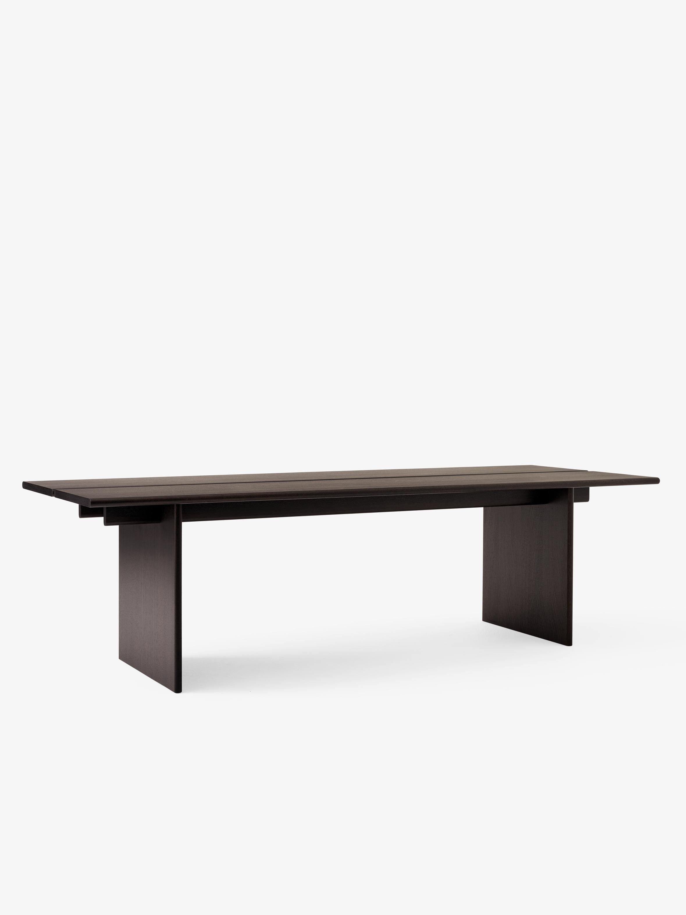 Mesa de comedor &Tradition Ita OS2 de diseño nórdico con tablero en MDF y chapa de roble natural creada por OEO Studio; Ita Dining Table OS2 — Ita Dining Table OS2_Veneer Dark Stained Oak w. Dark Stained Oak Legs_Angled Front_Detail; Ita Dining Table OS2 — Ita Dining Table OS2_Veneer Oak w. Oak Legs_Angled Front_Detail; Ita Dining Table OS2 — Ita Dining Table OS2_Veneer Oak w. Oak Legs_Angled Front; Ita Dining Table OS2 — ATD_Retail_2025_Ita OS2_Mist AP15_Momento Jug JH38