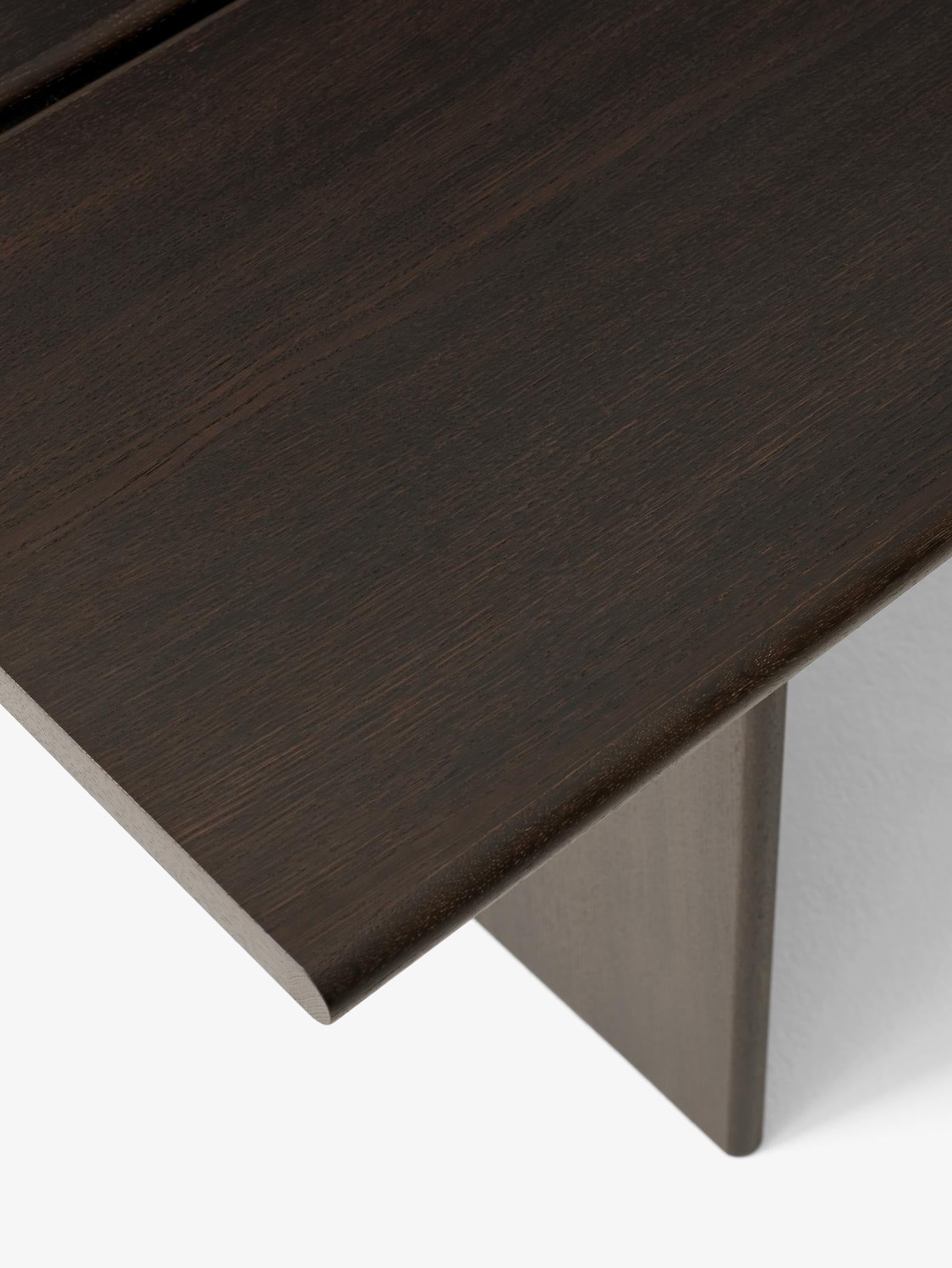 Mesa de comedor &Tradition Ita OS2 de diseño nórdico con tablero en MDF y chapa de roble natural creada por OEO Studio; Ita Dining Table OS2 — Ita Dining Table OS2_Veneer Dark Stained Oak w. Dark Stained Oak Legs_Angled Front_Detail; Ita Dining Table OS2 — Ita Dining Table OS2_Veneer Oak w. Oak Legs_Angled Front_Detail; Ita Dining Table OS2 — Ita Dining Table OS2_Veneer Oak w. Oak Legs_Angled Front; Ita Dining Table OS2 — ATD_Retail_2025_Ita OS2_Mist AP15_Momento Jug JH38