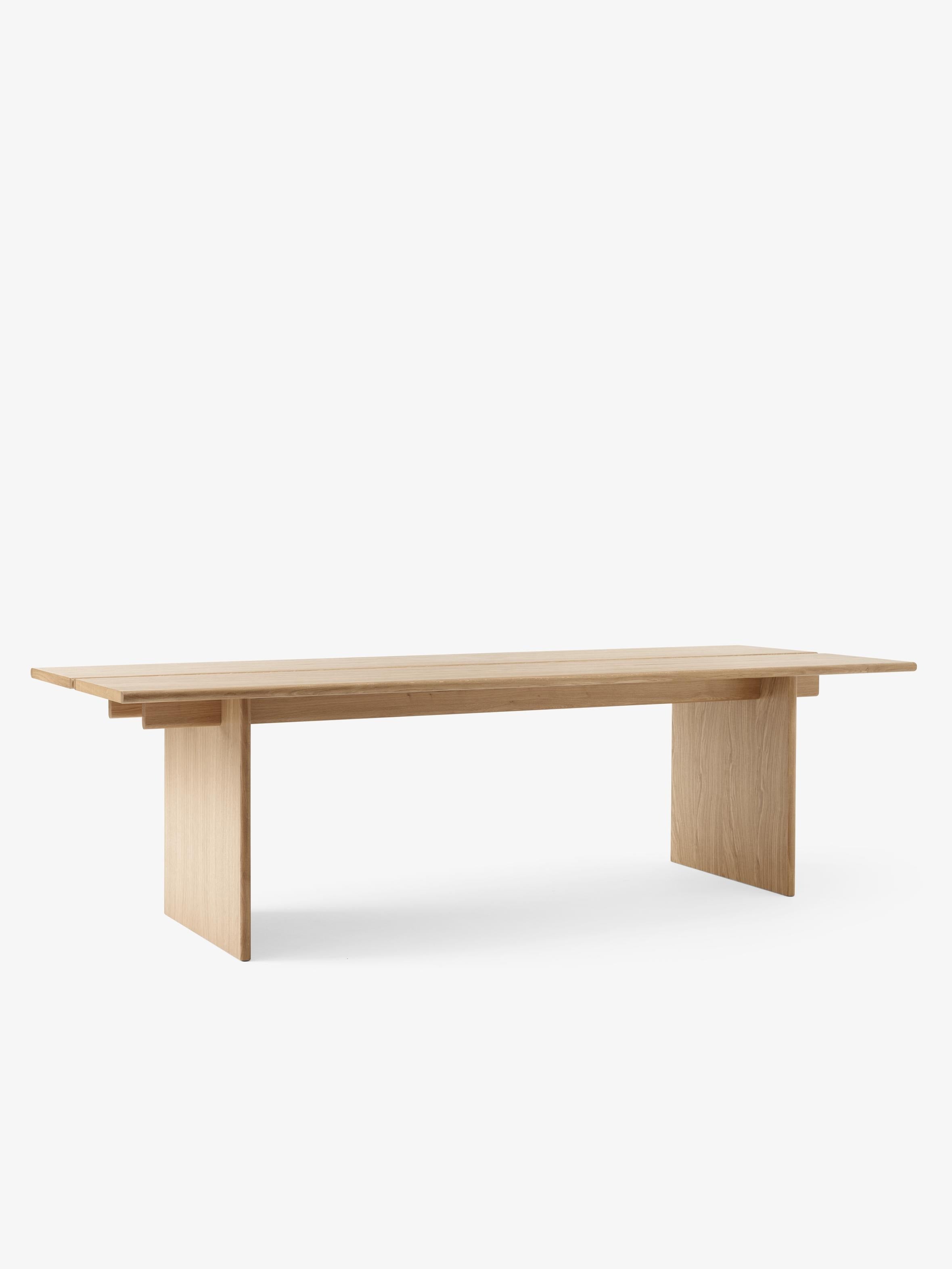 Mesa de comedor &Tradition Ita OS2 de diseño nórdico con tablero en MDF y chapa de roble natural creada por OEO Studio; Ita Dining Table OS2 — Ita Dining Table OS2_Veneer Dark Stained Oak w. Dark Stained Oak Legs_Angled Front_Detail; Ita Dining Table OS2 — Ita Dining Table OS2_Veneer Oak w. Oak Legs_Angled Front_Detail; Ita Dining Table OS2 — Ita Dining Table OS2_Veneer Oak w. Oak Legs_Angled Front; Ita Dining Table OS2 — ATD_Retail_2025_Ita OS2_Mist AP15_Momento Jug JH38