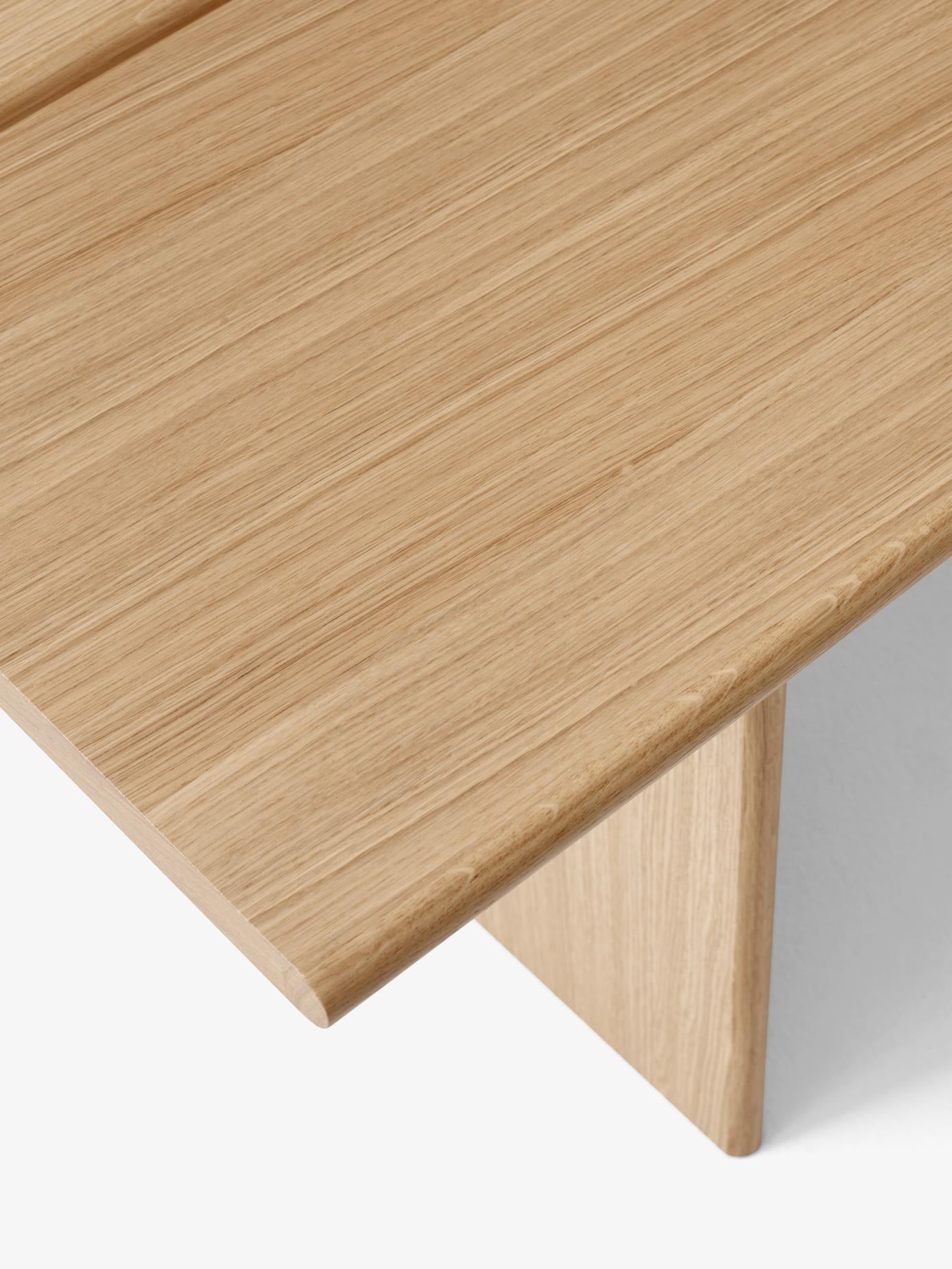 Mesa de comedor &Tradition Ita OS2 de diseño nórdico con tablero en MDF y chapa de roble natural creada por OEO Studio; Ita Dining Table OS2 — Ita Dining Table OS2_Veneer Dark Stained Oak w. Dark Stained Oak Legs_Angled Front_Detail; Ita Dining Table OS2 — Ita Dining Table OS2_Veneer Oak w. Oak Legs_Angled Front_Detail; Ita Dining Table OS2 — Ita Dining Table OS2_Veneer Oak w. Oak Legs_Angled Front; Ita Dining Table OS2 — ATD_Retail_2025_Ita OS2_Mist AP15_Momento Jug JH38