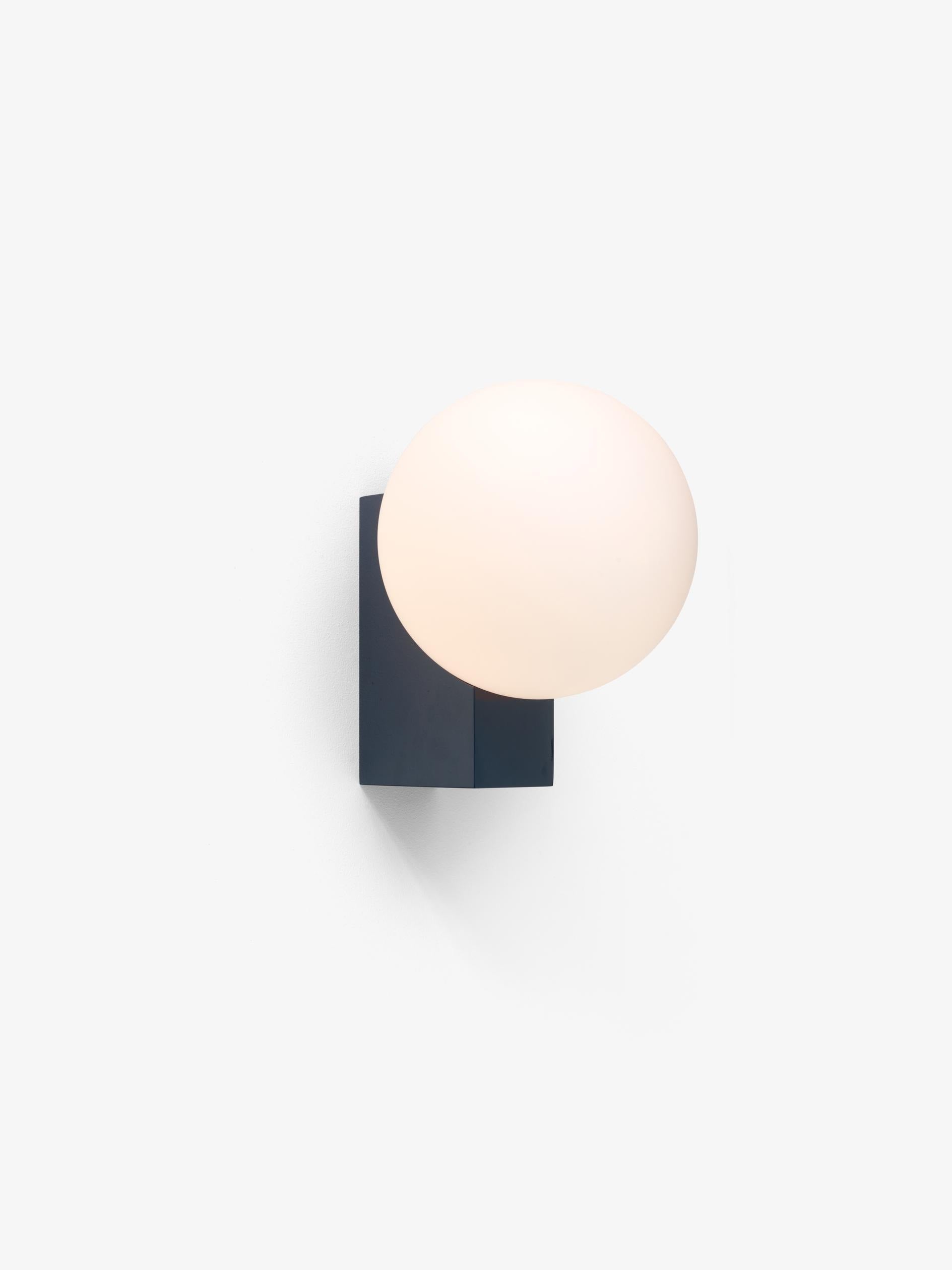 Lámpara de pared Journey SHY2 de &Tradition con pantalla de cristal, estructura de acero y cordón textil, diseñada por Signe ; Journey Wall Lamp SHY2 — Journey Table-Wall Lamp SHY2_Steel Blue_Angled Front; Journey Wall Lamp SHY2 — Journey SHY2_Black; Journey Wall Lamp SHY2 — Journey SHY2_Silk Grey_Off; Journey Wall Lamp SHY2 — Journey SHY2_black_light