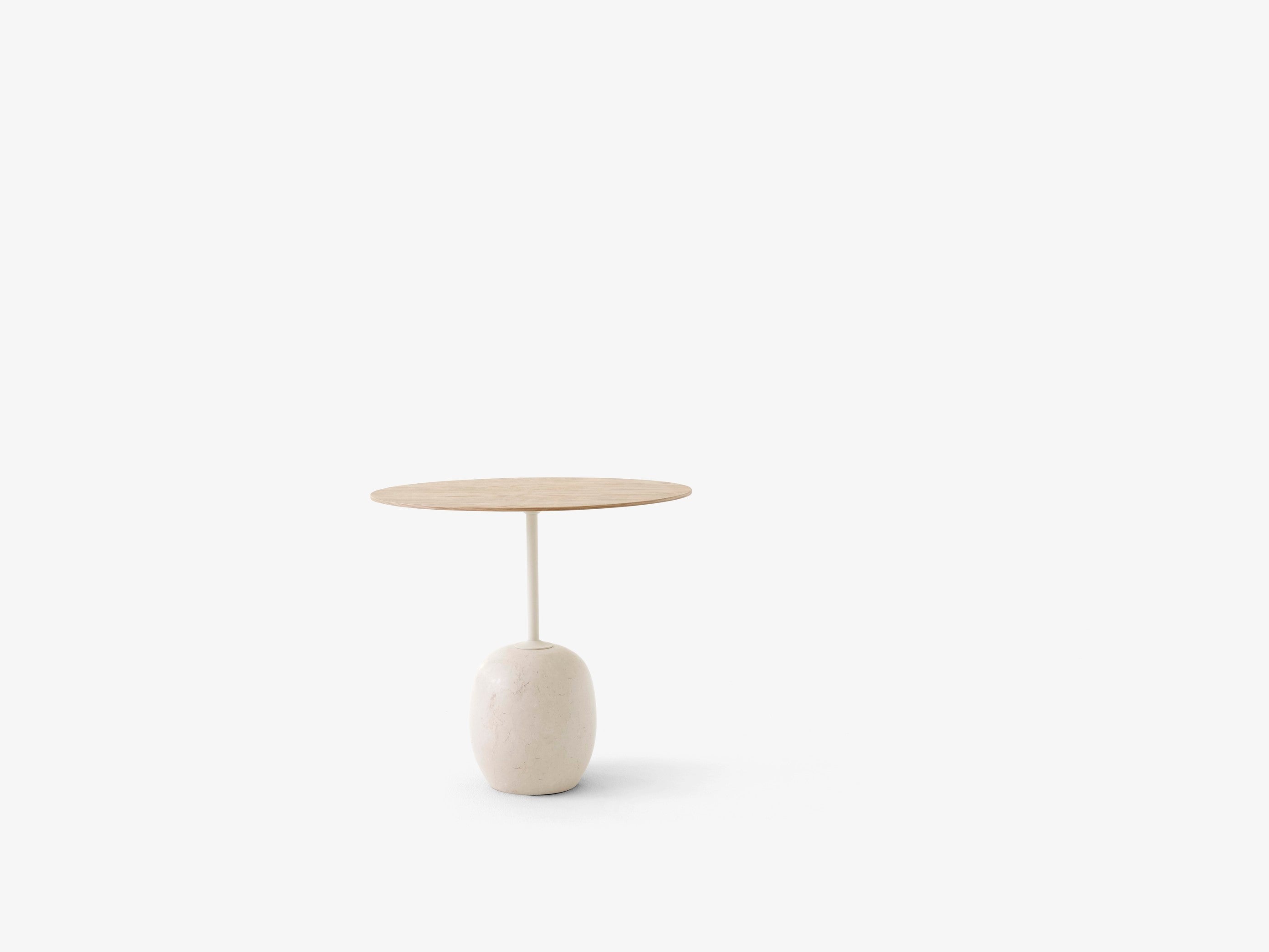 Mesa auxiliar Lato LN9 de &Tradition con estructura de acero negro y superficie de mármol blanco, diseño minimalista de Luca ; Lato Side Table LN9 — Lato LN9_Emparador Marble w. Lacquered Walnut_closeup; Lato Side Table LN9 — Lato LN8, LN9 2; Lato Side Table LN9 — Lato LN9_brown; Lato Side Table LN9 — Lato LN9_Crema Diva Marble &amp; Lacquered Oak
