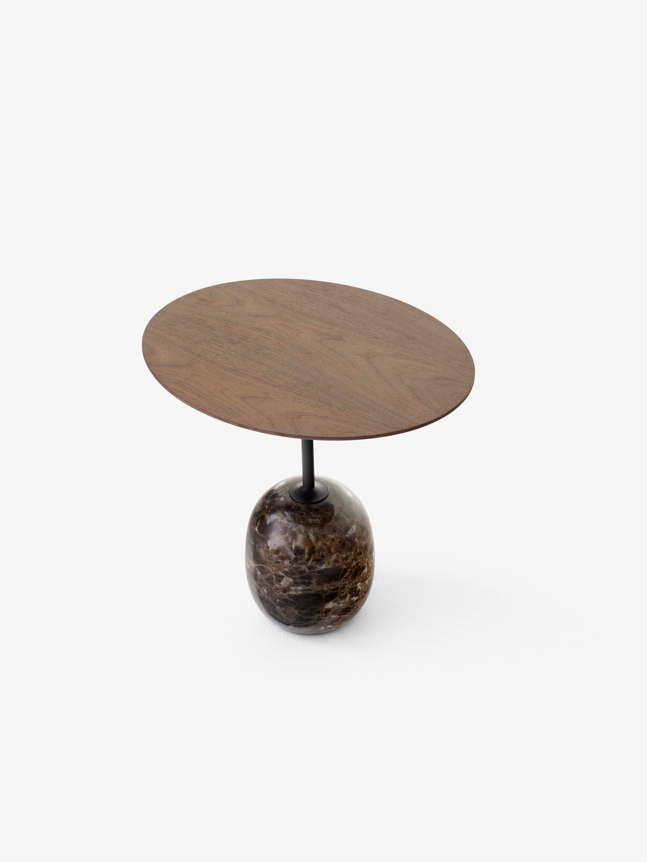 Mesa auxiliar Lato LN9 de &Tradition con estructura de acero negro y superficie de mármol blanco, diseño minimalista de Luca ; Lato Side Table LN9 — Lato LN9_Emparador Marble w. Lacquered Walnut_closeup; Lato Side Table LN9 — Lato LN8, LN9 2; Lato Side Table LN9 — Lato LN9_brown; Lato Side Table LN9 — Lato LN9_Crema Diva Marble &amp; Lacquered Oak