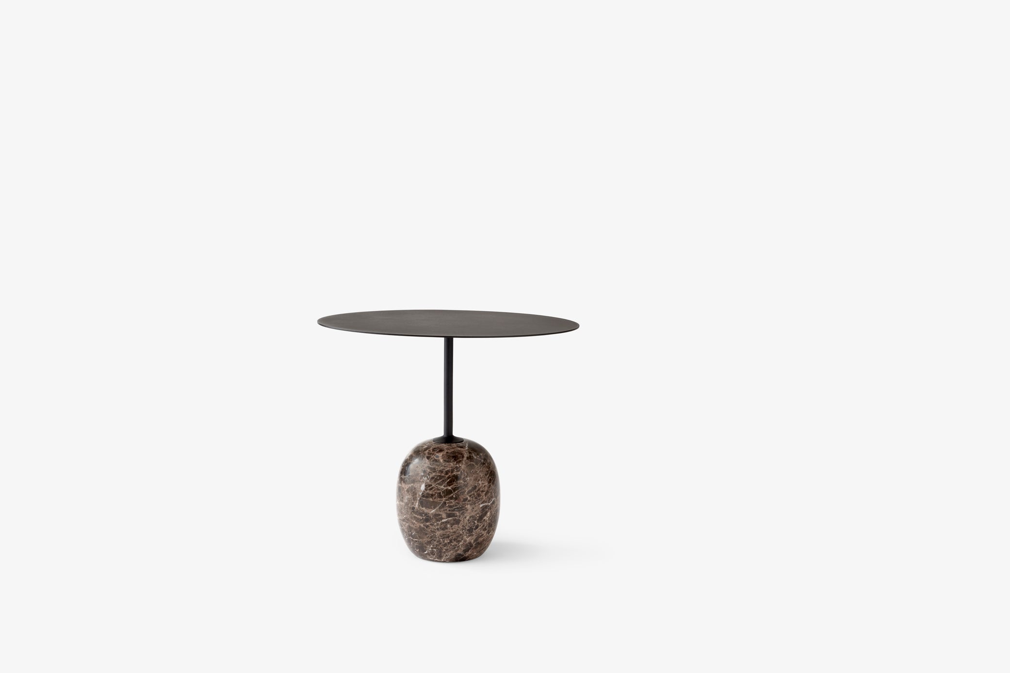 Mesa auxiliar Lato LN9 de &Tradition con estructura de acero negro y superficie de mármol blanco, diseño minimalista de Luca ; Lato Side Table LN9 — Lato LN9_Emparador Marble w. Lacquered Walnut_closeup; Lato Side Table LN9 — Lato LN8, LN9 2; Lato Side Table LN9 — Lato LN9_brown; Lato Side Table LN9 — Lato LN9_Crema Diva Marble &amp; Lacquered Oak