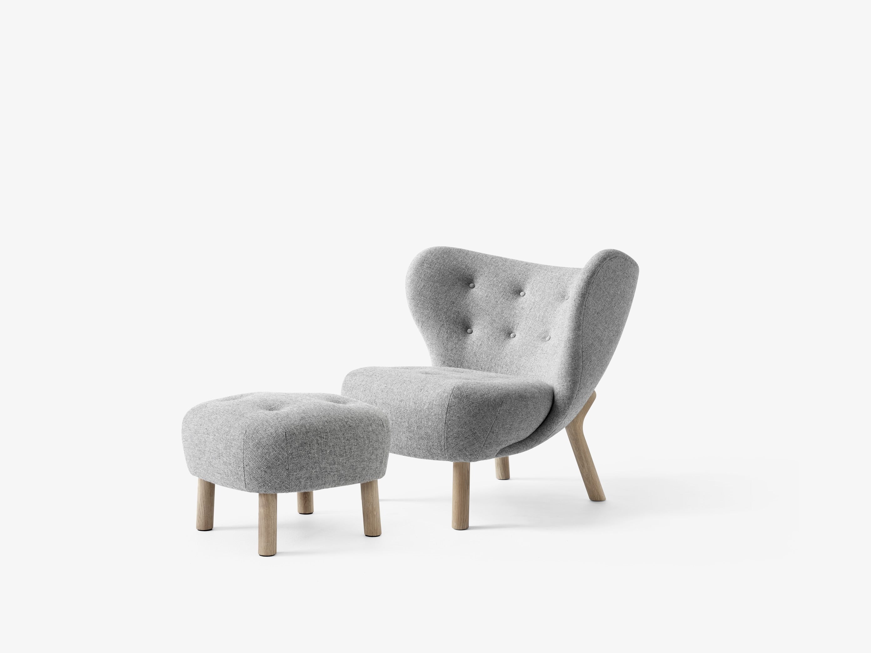 Sillón lounge &Tradition Little Petra VB1 con estructura de madera curvada y tapizado en tela, diseño danés de Viggo Boesen; Little Petra Lounge Chair VB1 — Little Petra VB1 &amp; Pouf ATD1_Hallingdal 130 w. Oak; Little Petra Lounge Chair VB1 — ATD_Retail_2021_Little Petra VB1_Pouf ATD1_Lato LN8_Tripod HM8_Betty TK4; Little Petra Lounge Chair VB1 — ATD_Retail_2022_Little Petra VB1_Tung JA3_Betty TJ5; Little Petra Lounge Chair VB1 — ATD_Retail_2022_Little Petra VB1_Pouf ATD1_Caret MF1_Tripod HM8_Tung JA3