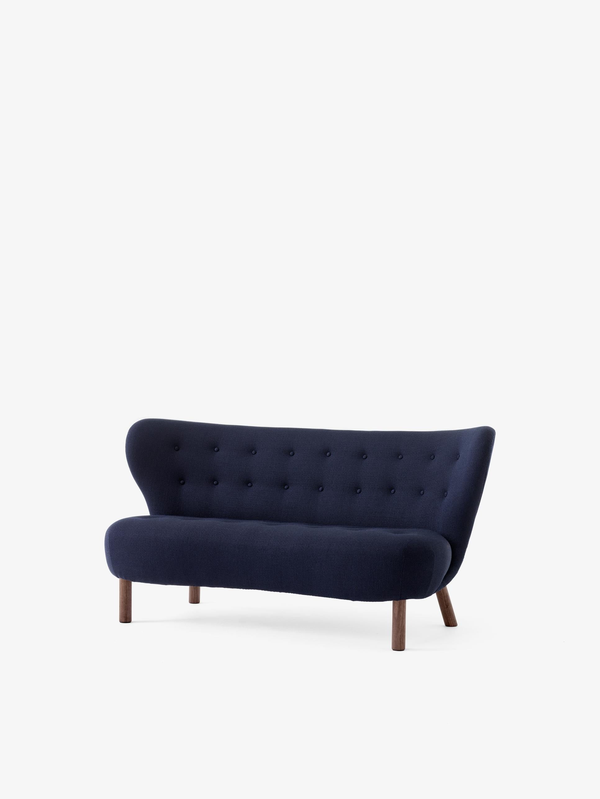 Sofá Little Petra VB2 de &Tradition diseñado por Viggo Boesen, estructura de madera con tapizado y relleno de espuma; Little Petra Sofa VB2 — Little Petra_VB2_Walnut_Sahara Sheepskin; Little Petra Sofa VB2 — Little Petra VB2 in Oiled Walnut w. Sheepskin Moonlight_back; Little Petra Sofa VB2 — Little Petra VB2_Oiled walnut w. Vidar 0554; Little Petra Sofa VB2 — Little Petra VB2_Walnut w. Hallingdal 130
