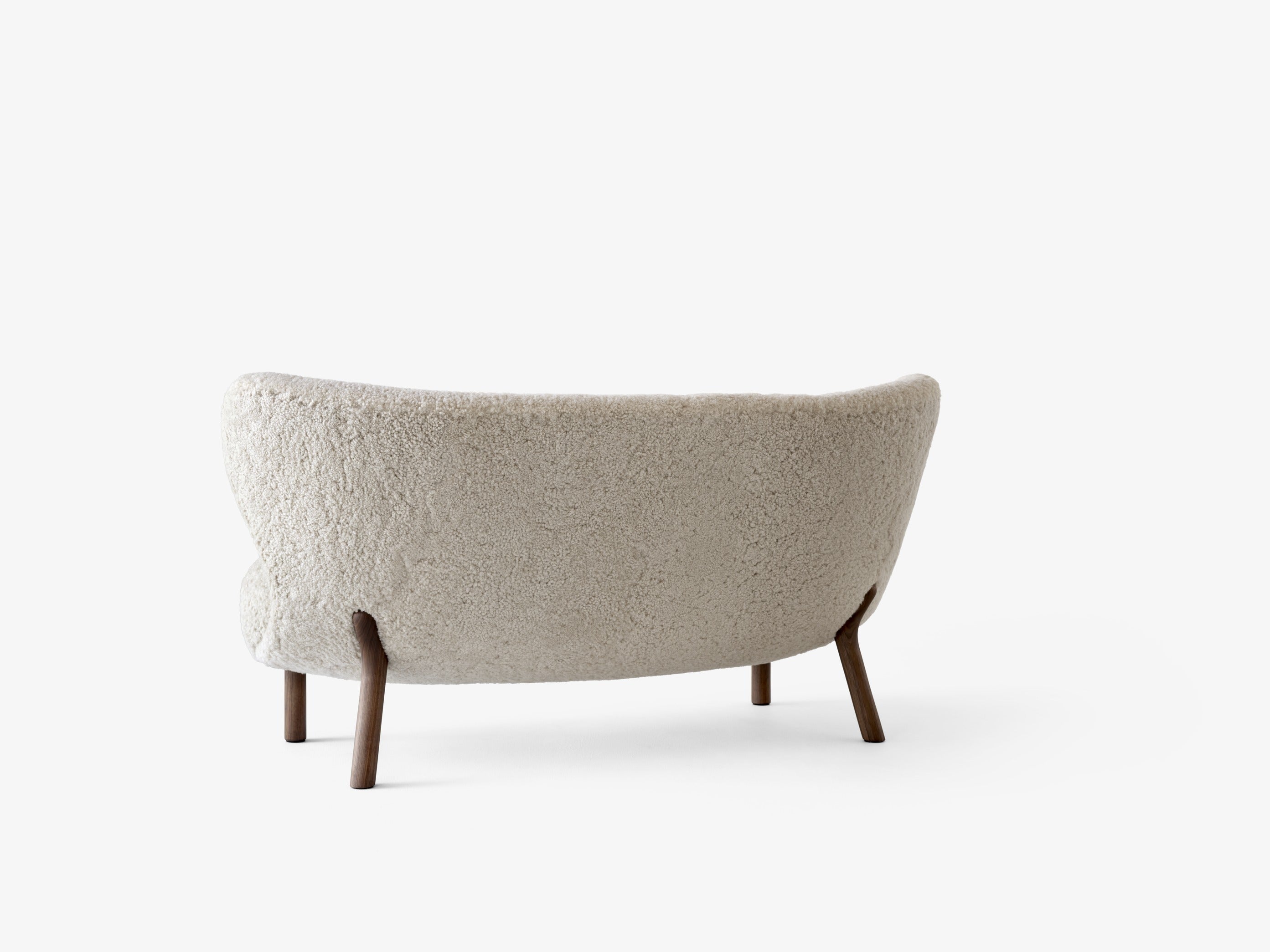 Sofá Little Petra VB2 de &Tradition diseñado por Viggo Boesen, estructura de madera con tapizado y relleno de espuma; Little Petra Sofa VB2 — Little Petra_VB2_Walnut_Sahara Sheepskin; Little Petra Sofa VB2 — Little Petra VB2 in Oiled Walnut w. Sheepskin Moonlight_back; Little Petra Sofa VB2 — Little Petra VB2_Oiled walnut w. Vidar 0554; Little Petra Sofa VB2 — Little Petra VB2_Walnut w. Hallingdal 130