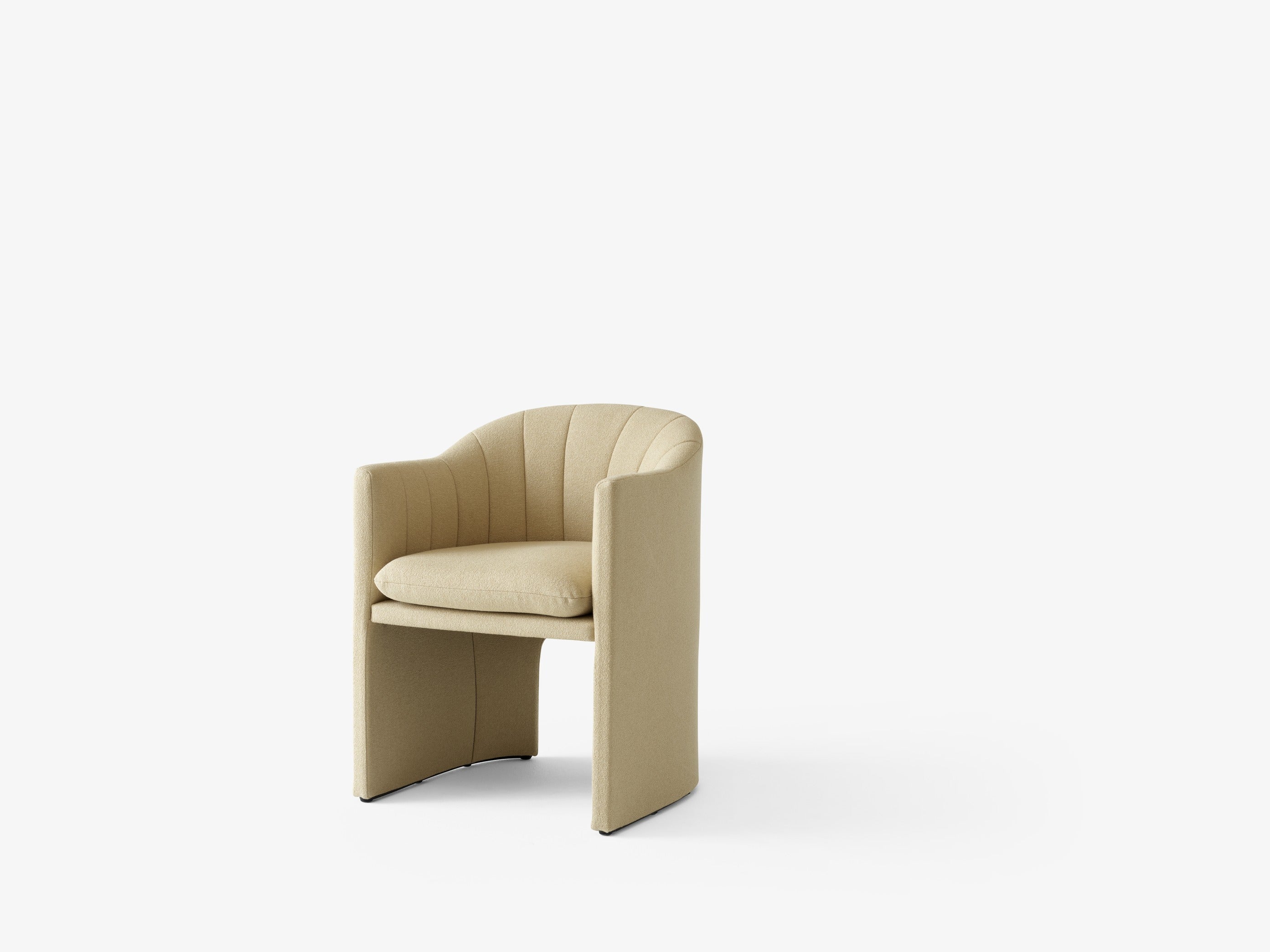 Silla comedor &Tradition Loafer SC24 tapizada con estructura de madera y diseño escandinavo moderno por Space Copenhagen; Loafer Dining Chair SC24 — Loafer Dining SC24_Black w. acca0231_Angled front; Loafer Dining Chair SC24 — Loafer Dining SC24_Black w. vid0582_Angled front; Loafer Dining Chair SC24 — Loafer SC24_Vidar 972; Loafer Dining Chair SC24 — Loafer Dining SC24_Black w. acca0231_Detail