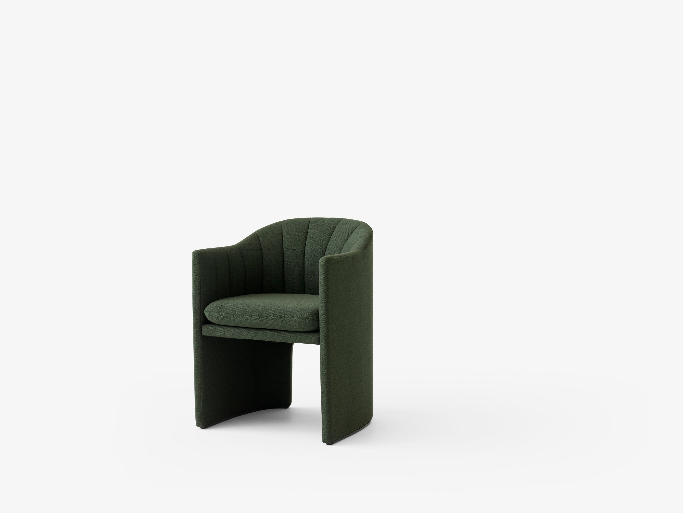 Silla comedor &Tradition Loafer SC24 tapizada con estructura de madera y diseño escandinavo moderno por Space Copenhagen; Loafer Dining Chair SC24 — Loafer Dining SC24_Black w. acca0231_Angled front; Loafer Dining Chair SC24 — Loafer Dining SC24_Black w. vid0582_Angled front; Loafer Dining Chair SC24 — Loafer SC24_Vidar 972; Loafer Dining Chair SC24 — Loafer Dining SC24_Black w. acca0231_Detail
