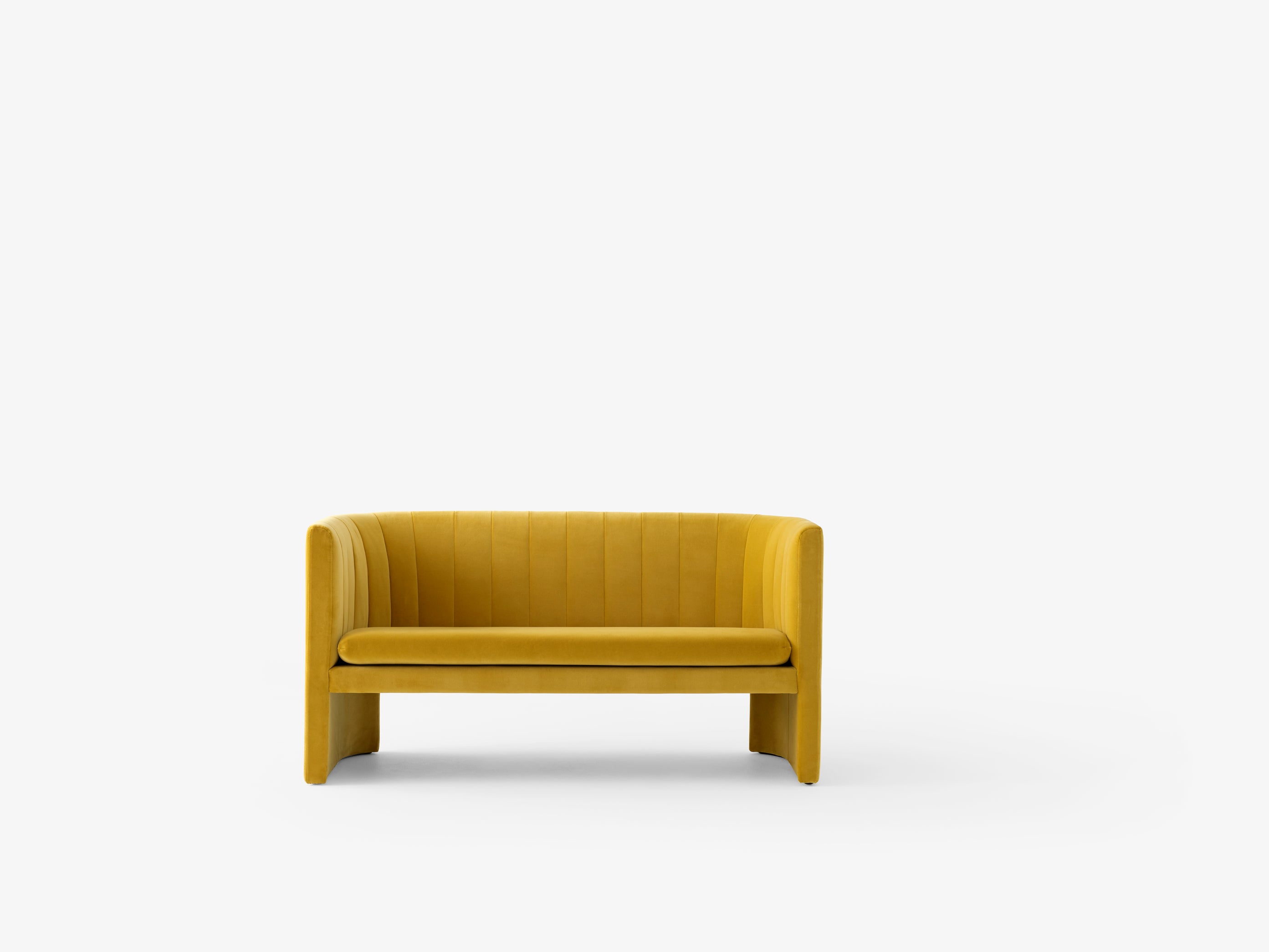 Sofá Loafer SC25 de &Tradition diseñado por Space Copenhagen con tapicería elegante y estructura de madera natural sobre fond; Loafer Sofa SC25 — ATD_Retail_2024_Loafer SC25_Sett LN11_Cruise AP12_Como SC53_Collect Glass SC78; Loafer Sofa SC25 — ATD_Retail_2021_Loafer SC25_Copenhagen SC13_Collect _ Carafe SC62; Loafer Sofa SC25 — ATD_Retail_2022_Loafer SC25_Collect Glass SC78_Drawn HM3; Loafer Sofa SC25 — Loafer SC25_Velvet 06, Dandelion