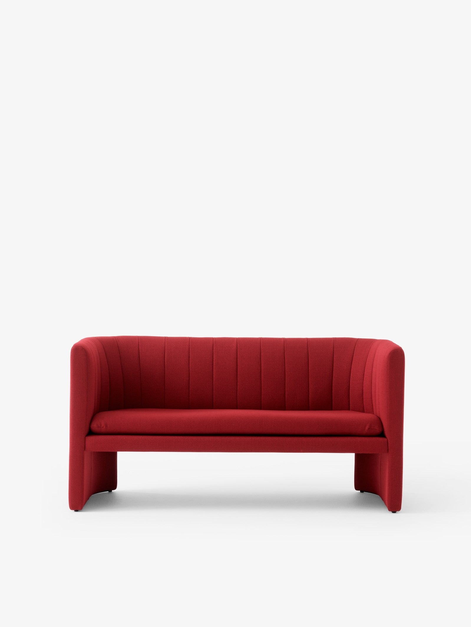 Sofá Loafer SC25 de &Tradition diseñado por Space Copenhagen con tapicería elegante y estructura de madera natural sobre fond; Loafer Sofa SC25 — ATD_Retail_2024_Loafer SC25_Sett LN11_Cruise AP12_Como SC53_Collect Glass SC78; Loafer Sofa SC25 — ATD_Retail_2021_Loafer SC25_Copenhagen SC13_Collect _ Carafe SC62; Loafer Sofa SC25 — ATD_Retail_2022_Loafer SC25_Collect Glass SC78_Drawn HM3; Loafer Sofa SC25 — Loafer SC25_Velvet 06, Dandelion